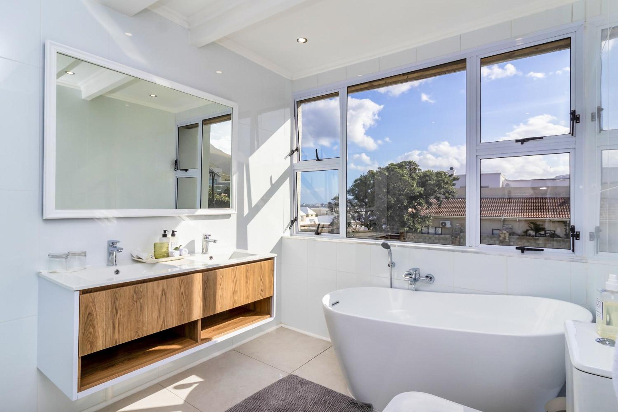 Hermanus Beachfront Lodge