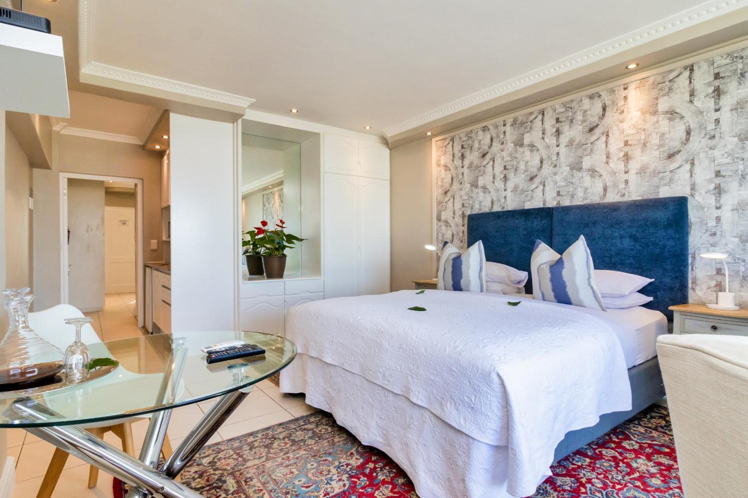 Hermanus Beachfront Lodge