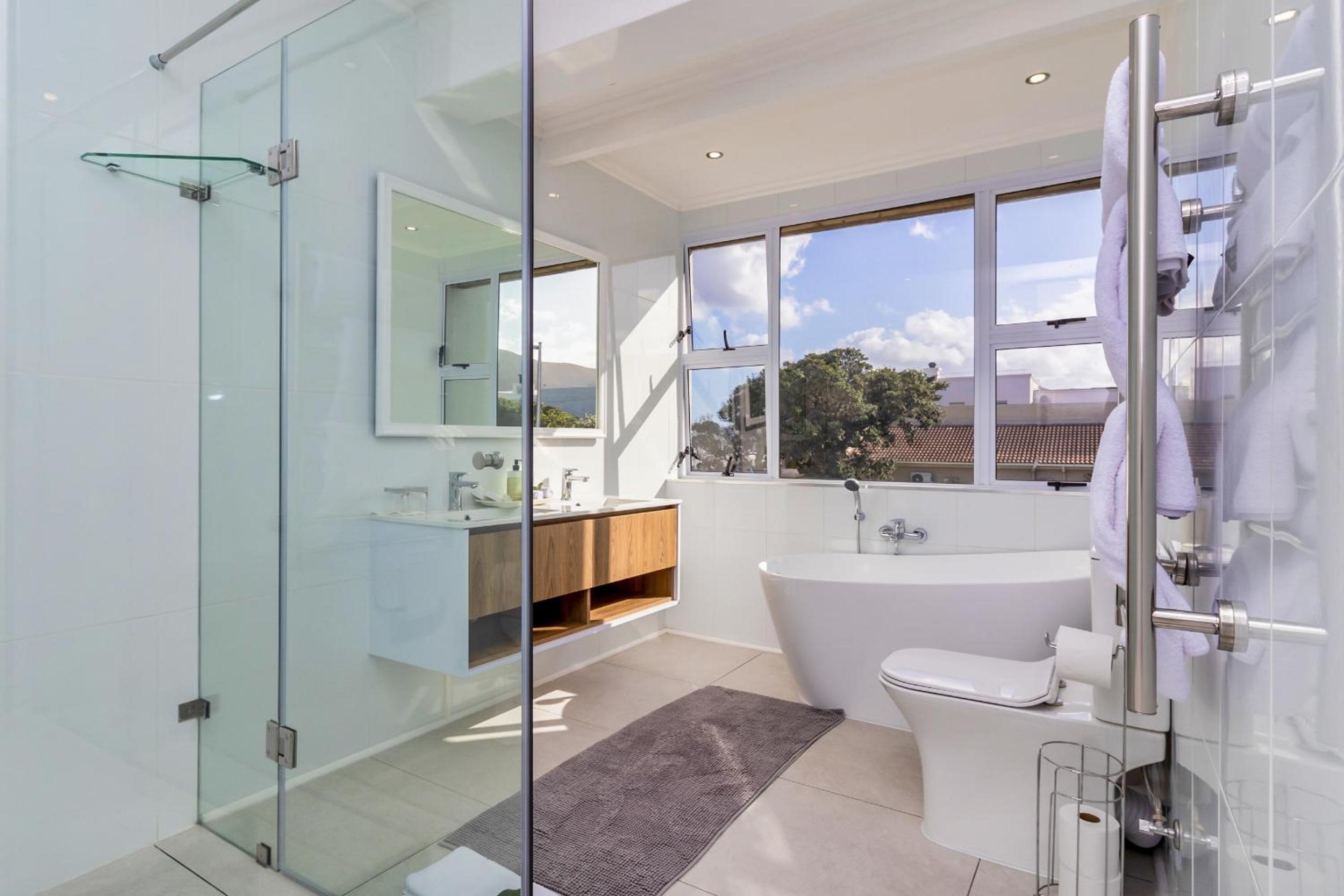 Hermanus Beachfront Lodge