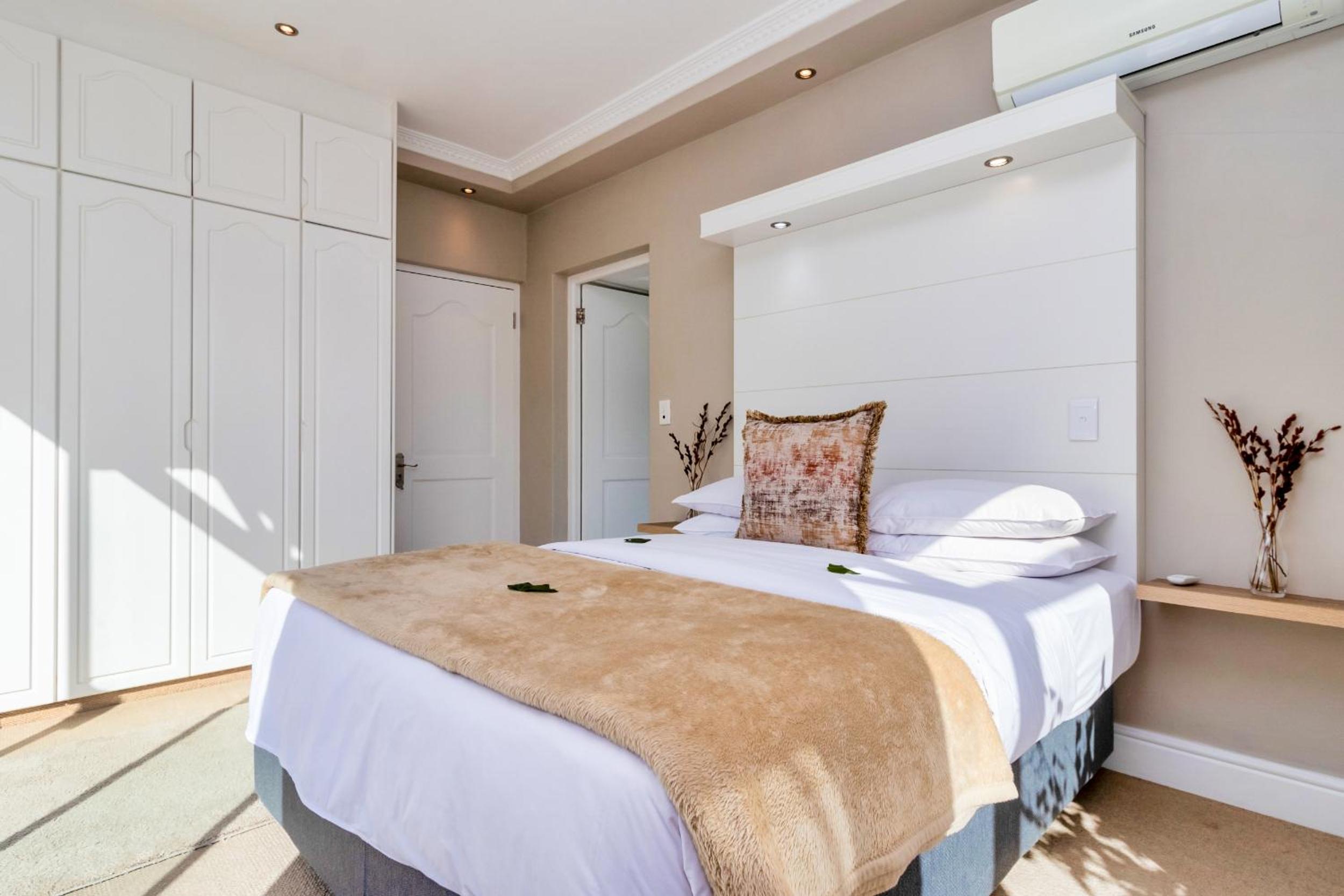 Hermanus Beachfront Lodge