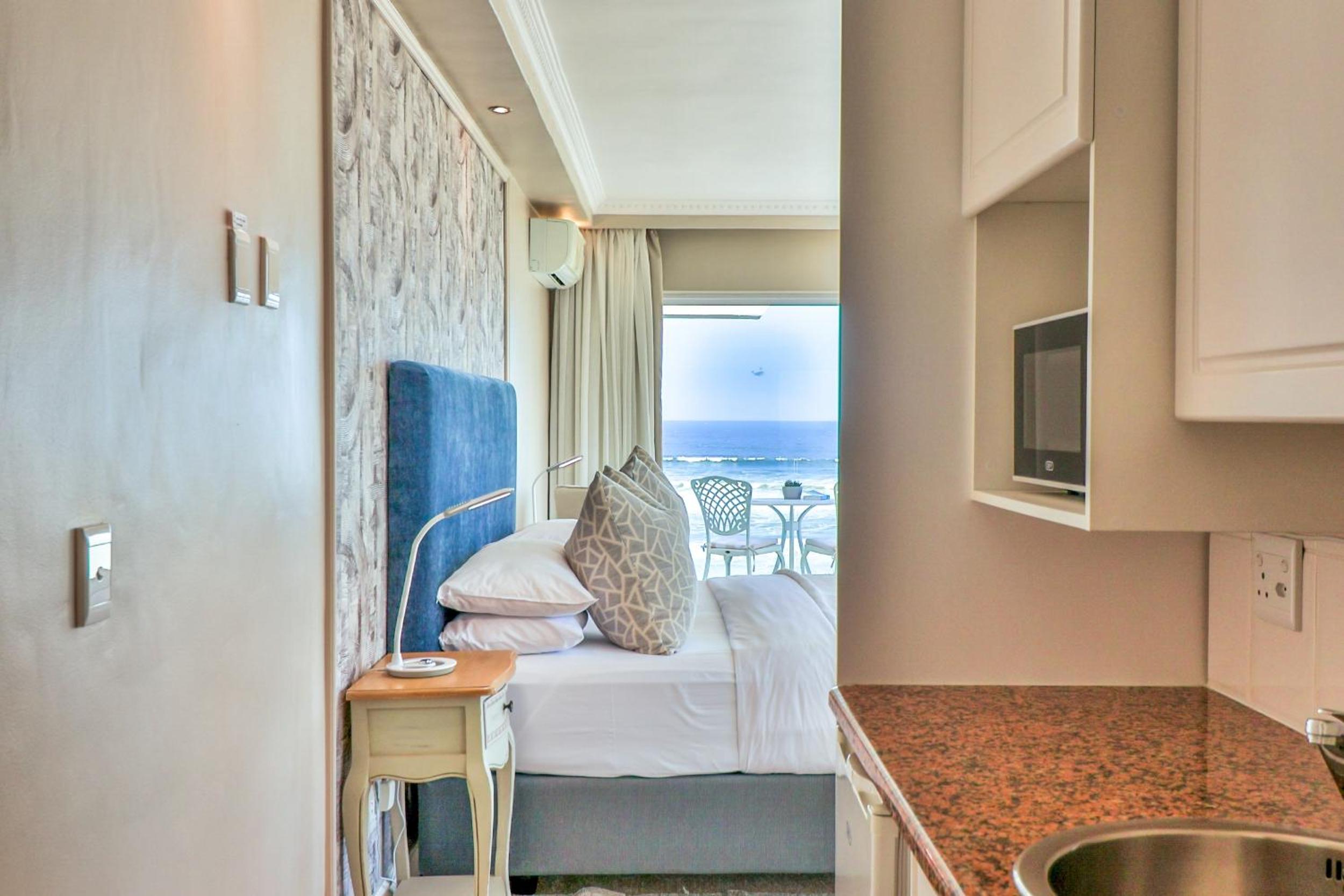 Hermanus Beachfront Lodge