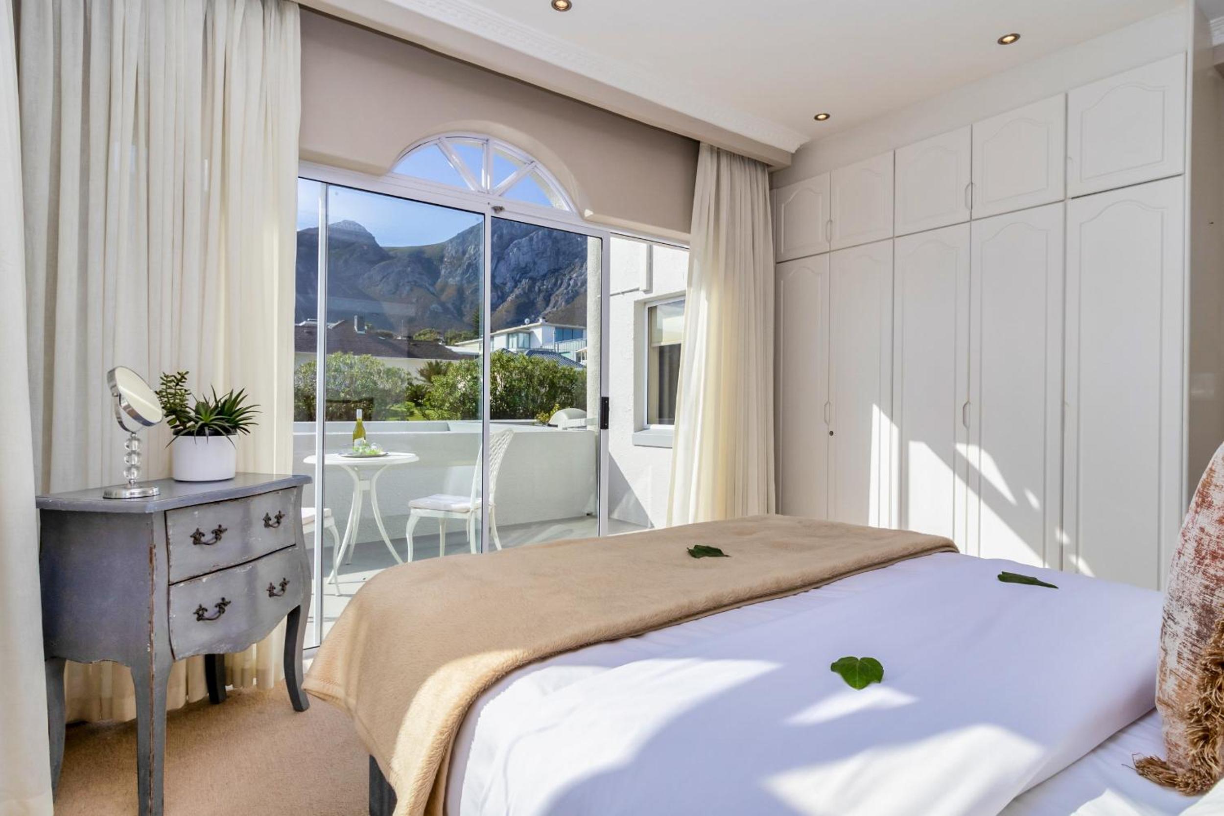 Hermanus Beachfront Lodge