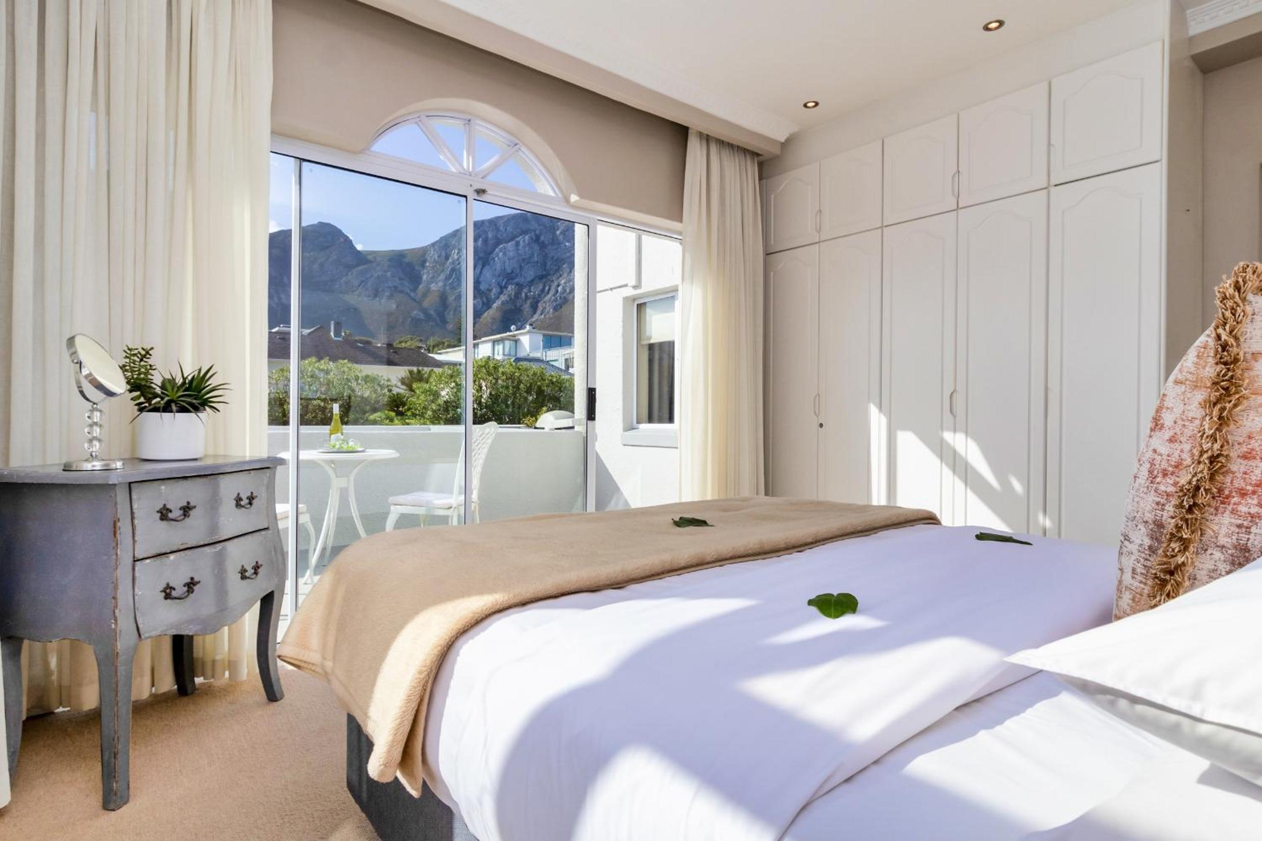 Hermanus Beachfront Lodge