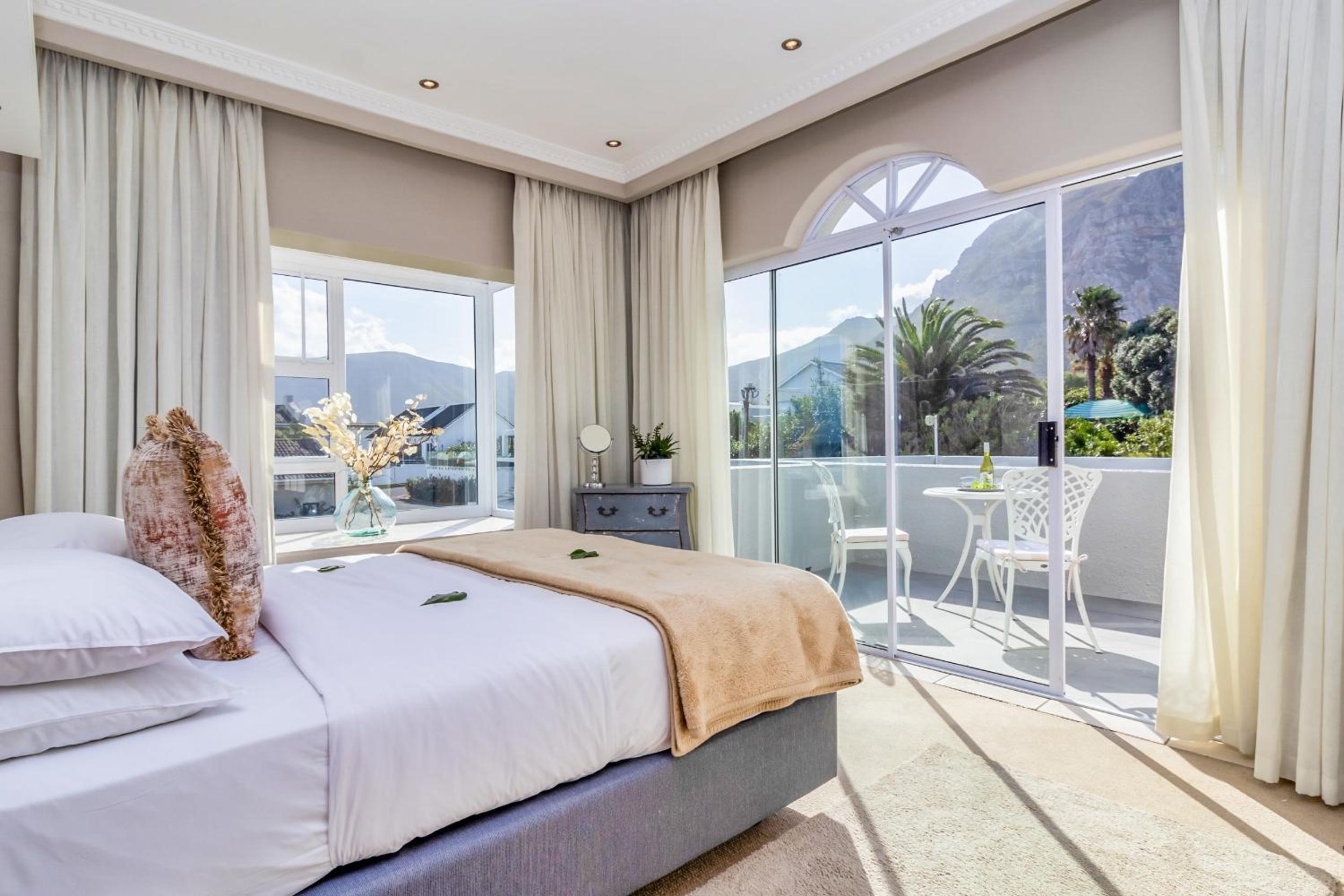 Hermanus Beachfront Lodge