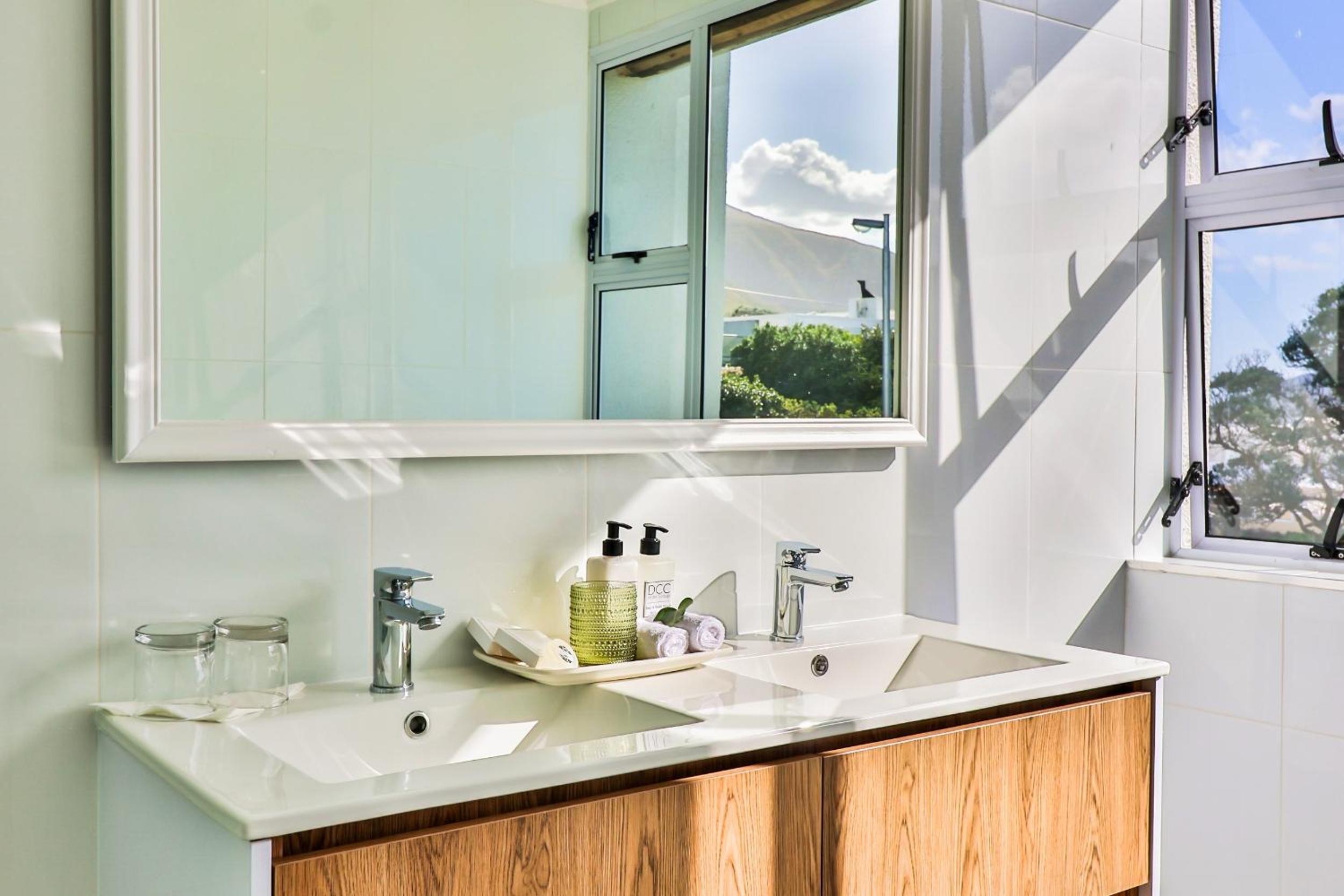 Hermanus Beachfront Lodge