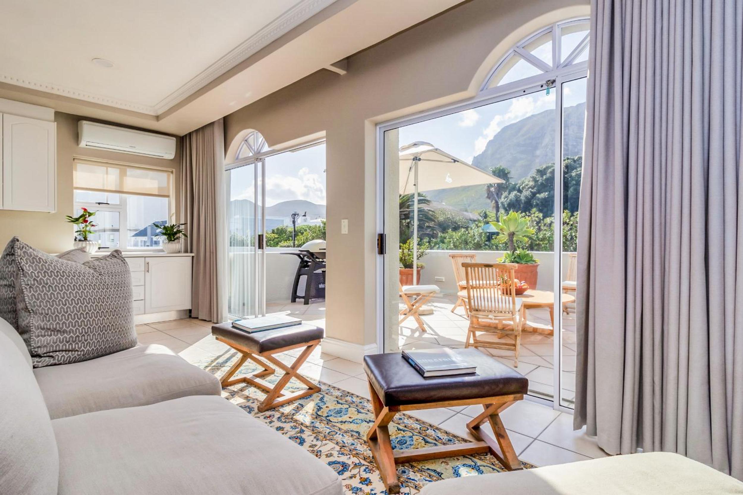 Hermanus Beachfront Lodge