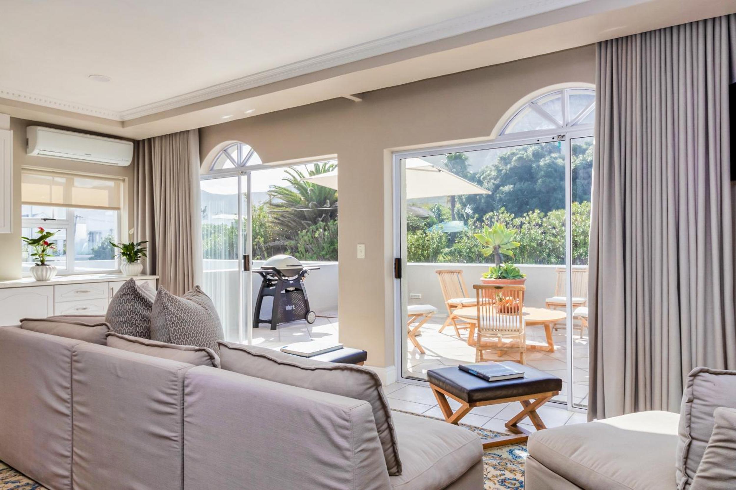 Hermanus Beachfront Lodge