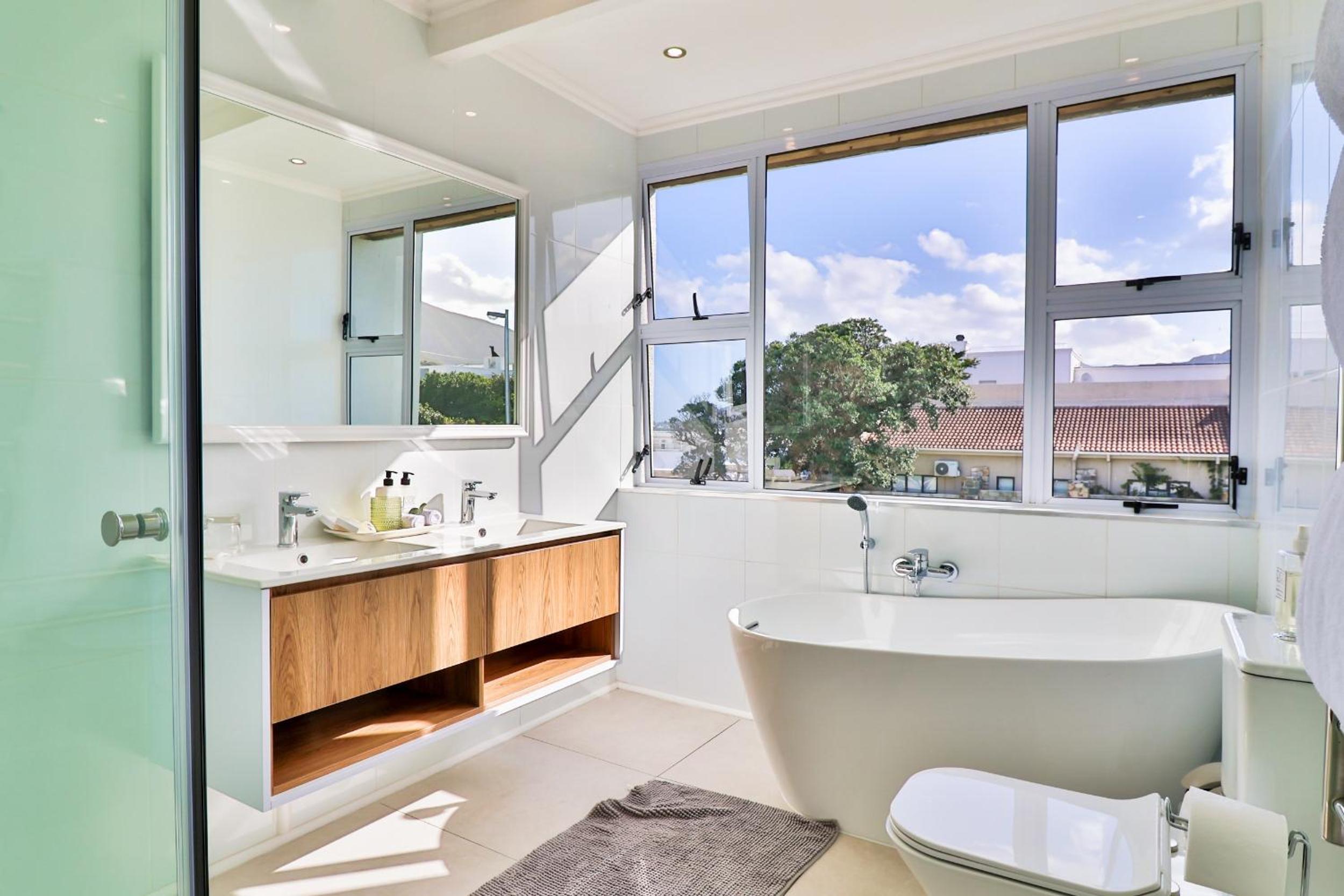 Hermanus Beachfront Lodge