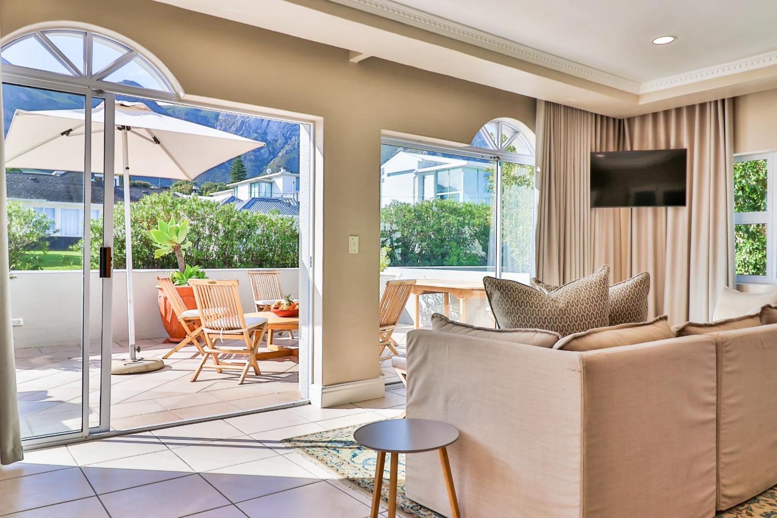 Hermanus Beachfront Lodge