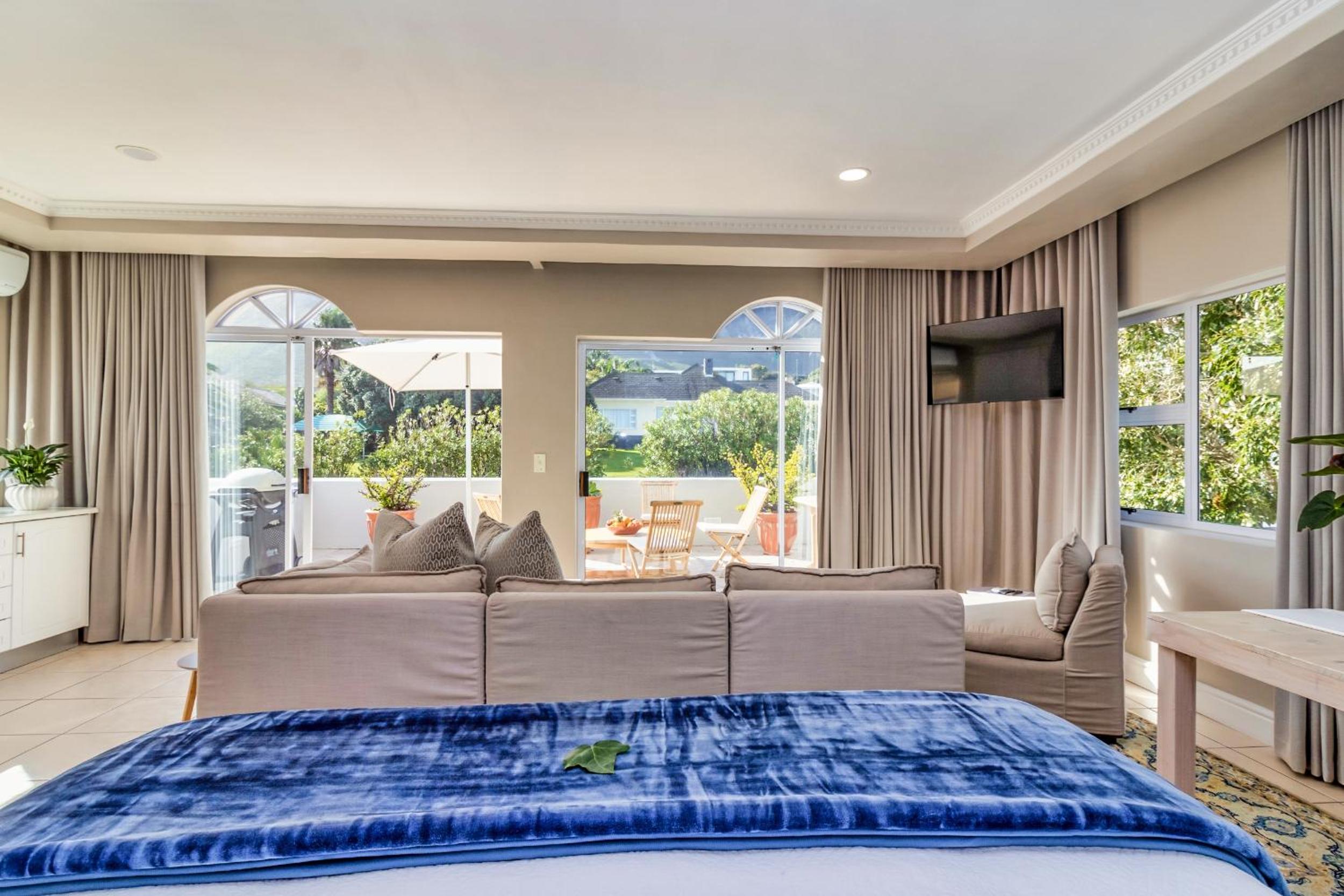 Hermanus Beachfront Lodge
