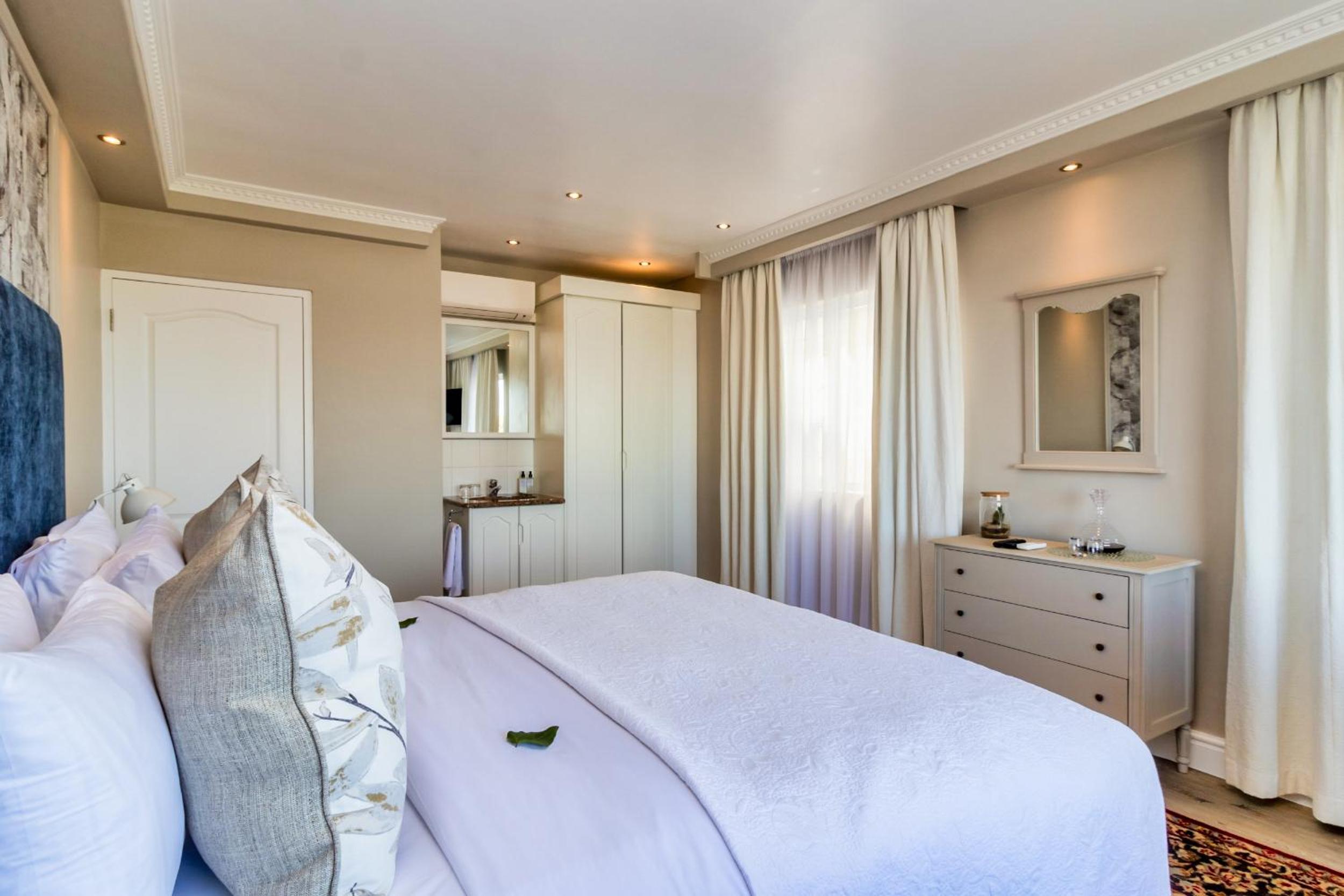 Hermanus Beachfront Lodge