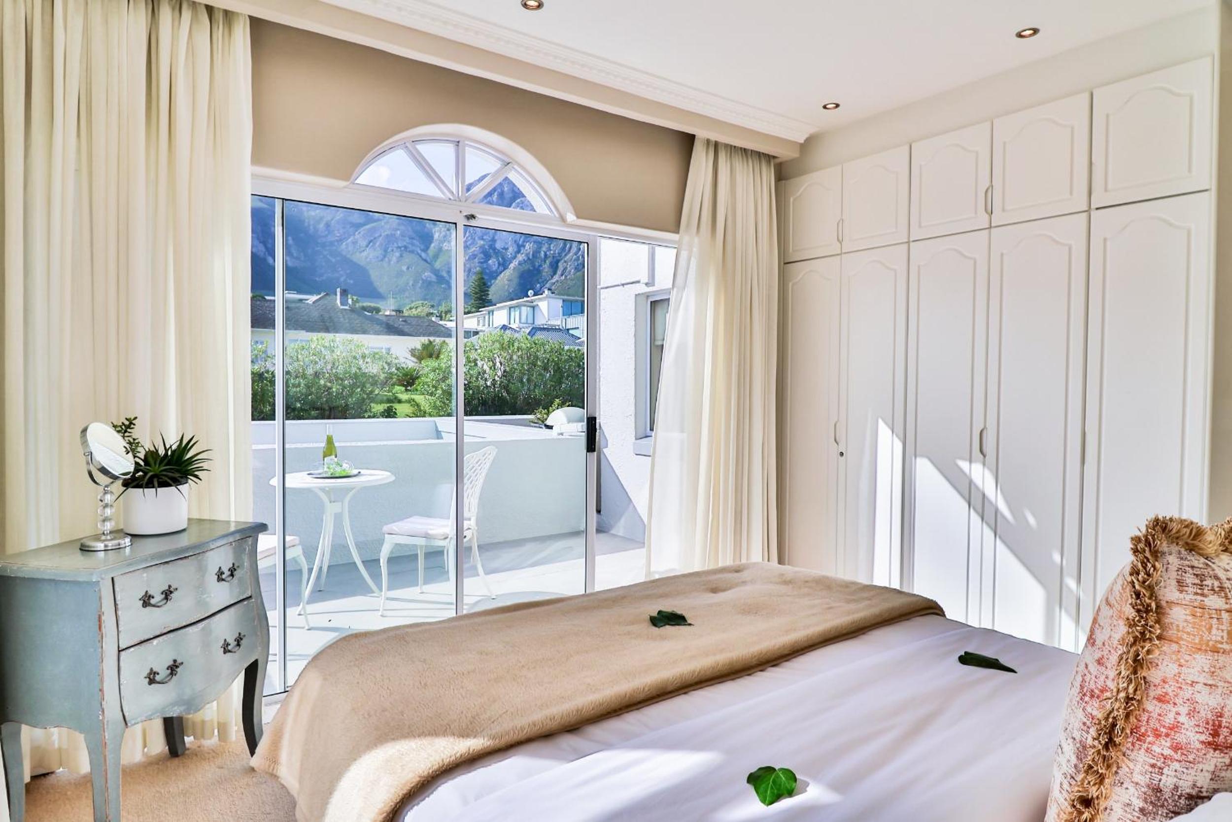 Hermanus Beachfront Lodge