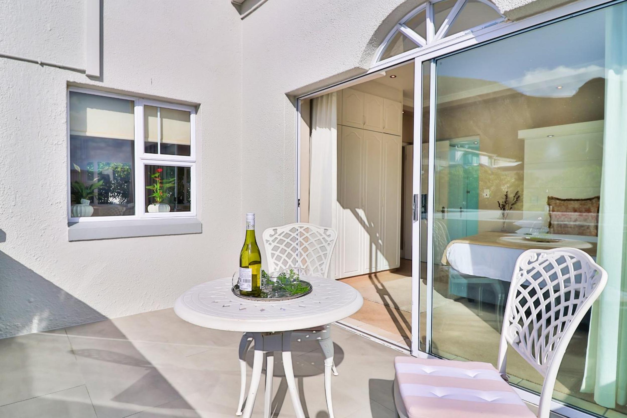 Hermanus Beachfront Lodge