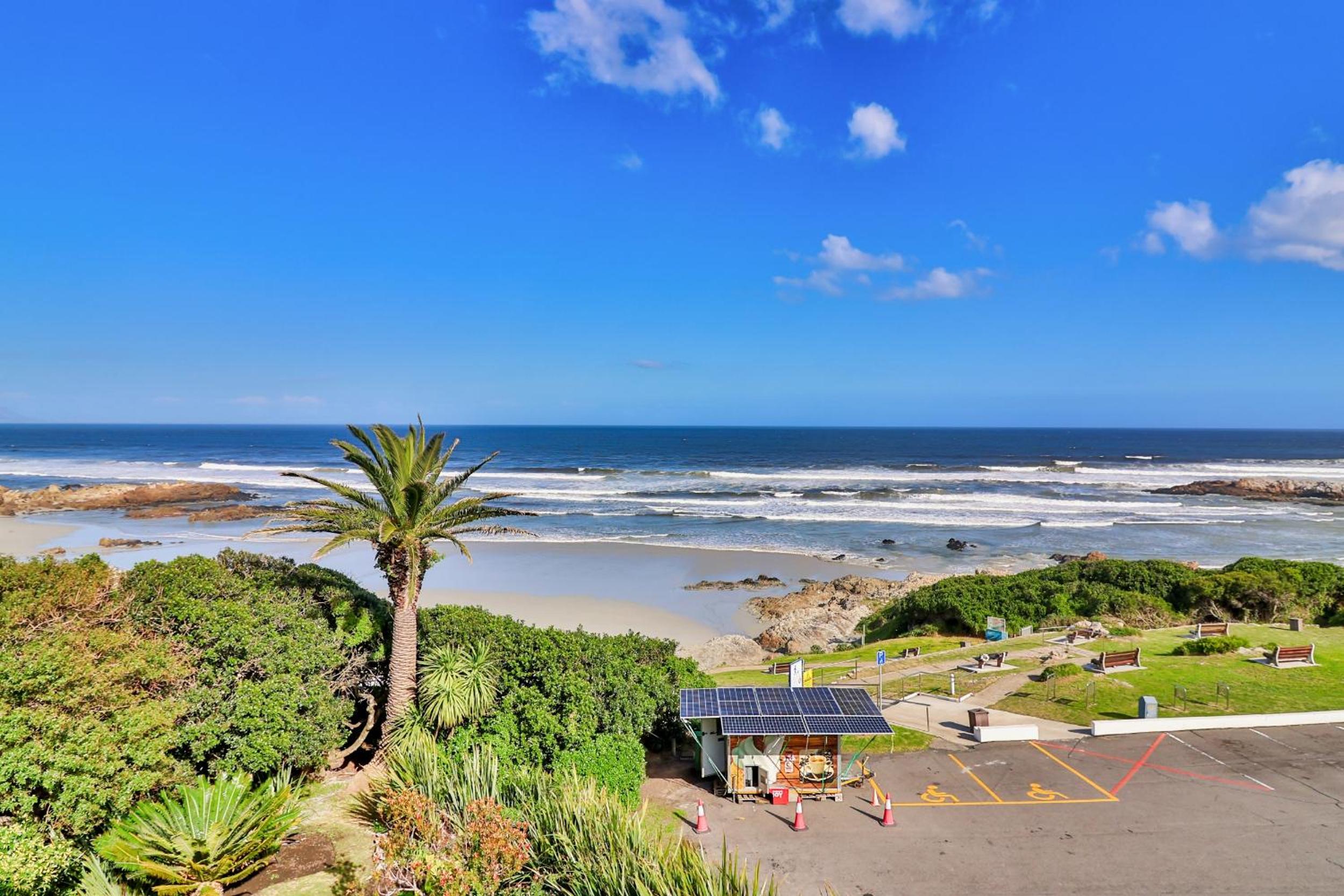 Hermanus Beachfront Lodge