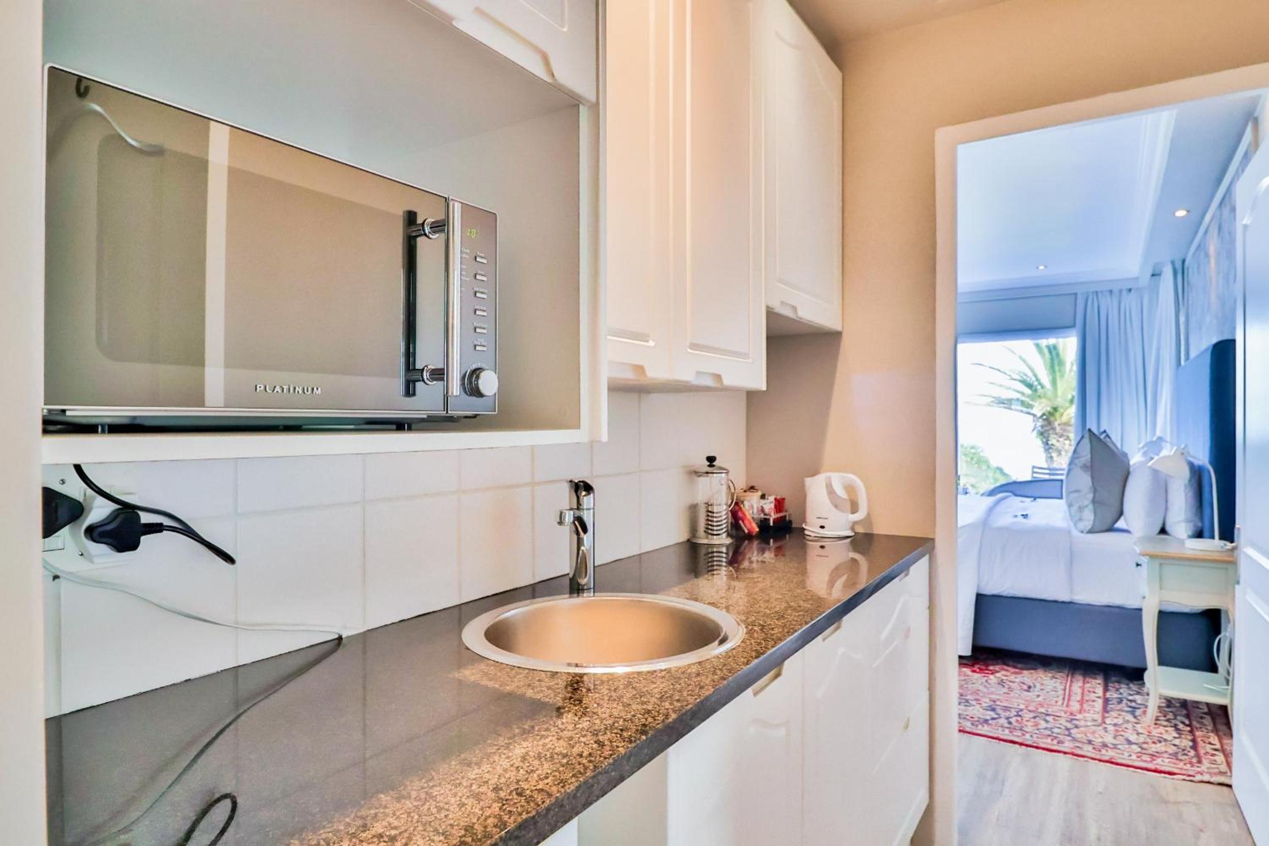 Hermanus Beachfront Lodge