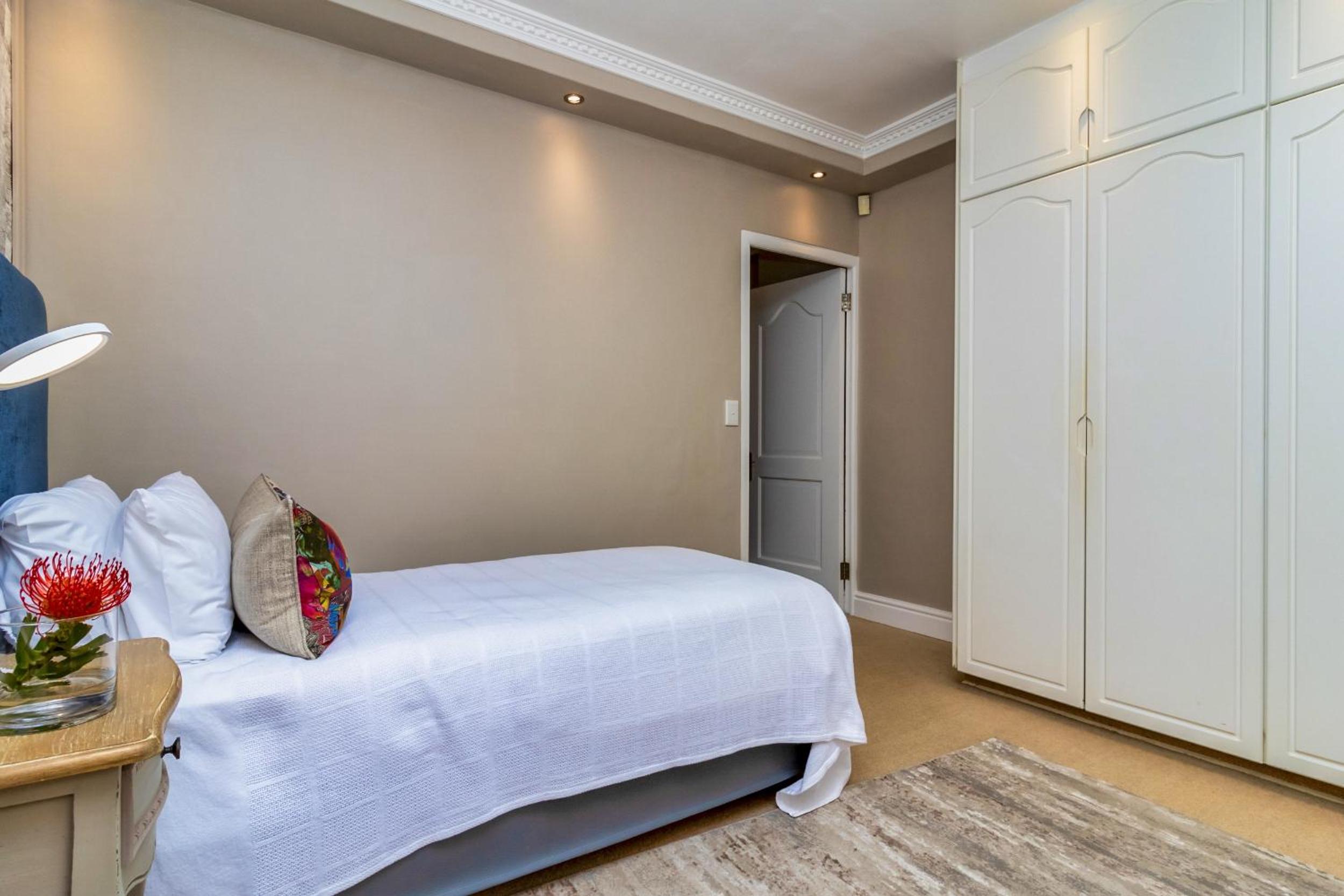 Hermanus Beachfront Lodge