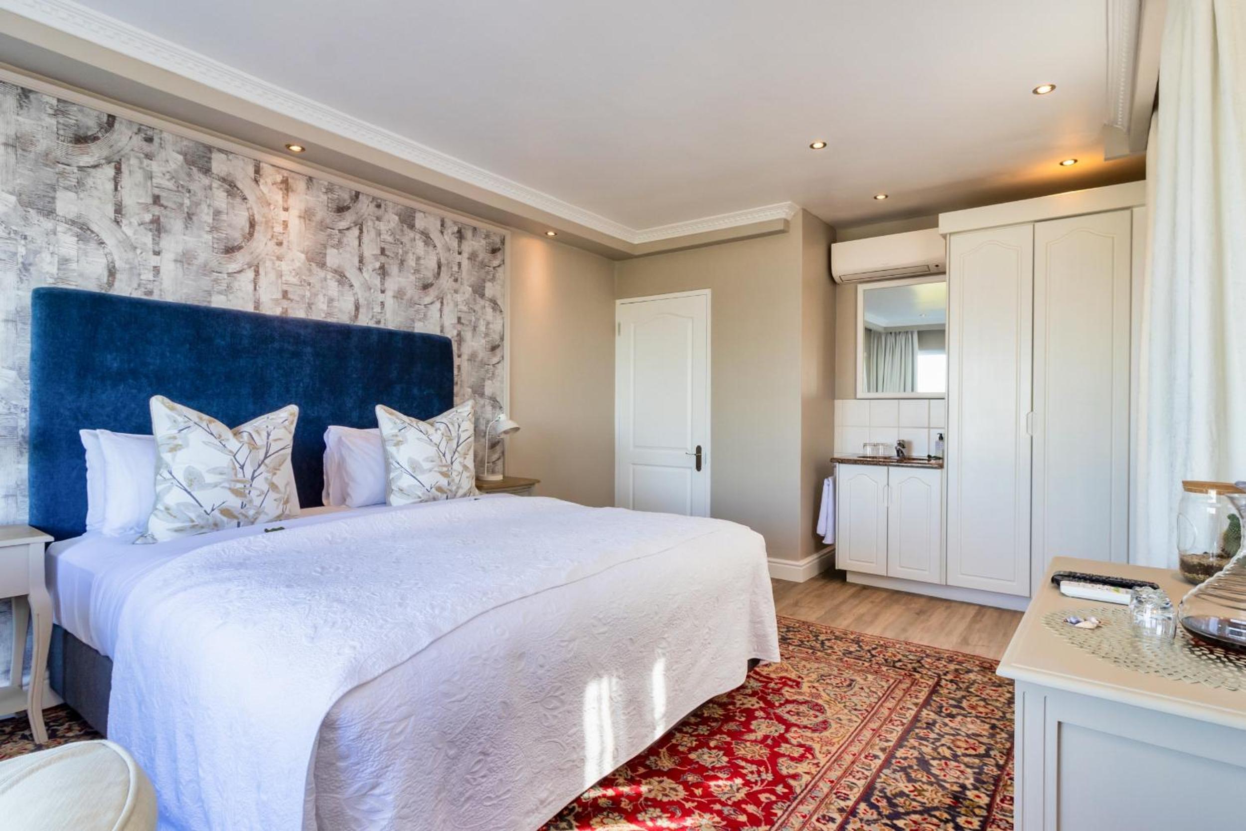Hermanus Beachfront Lodge