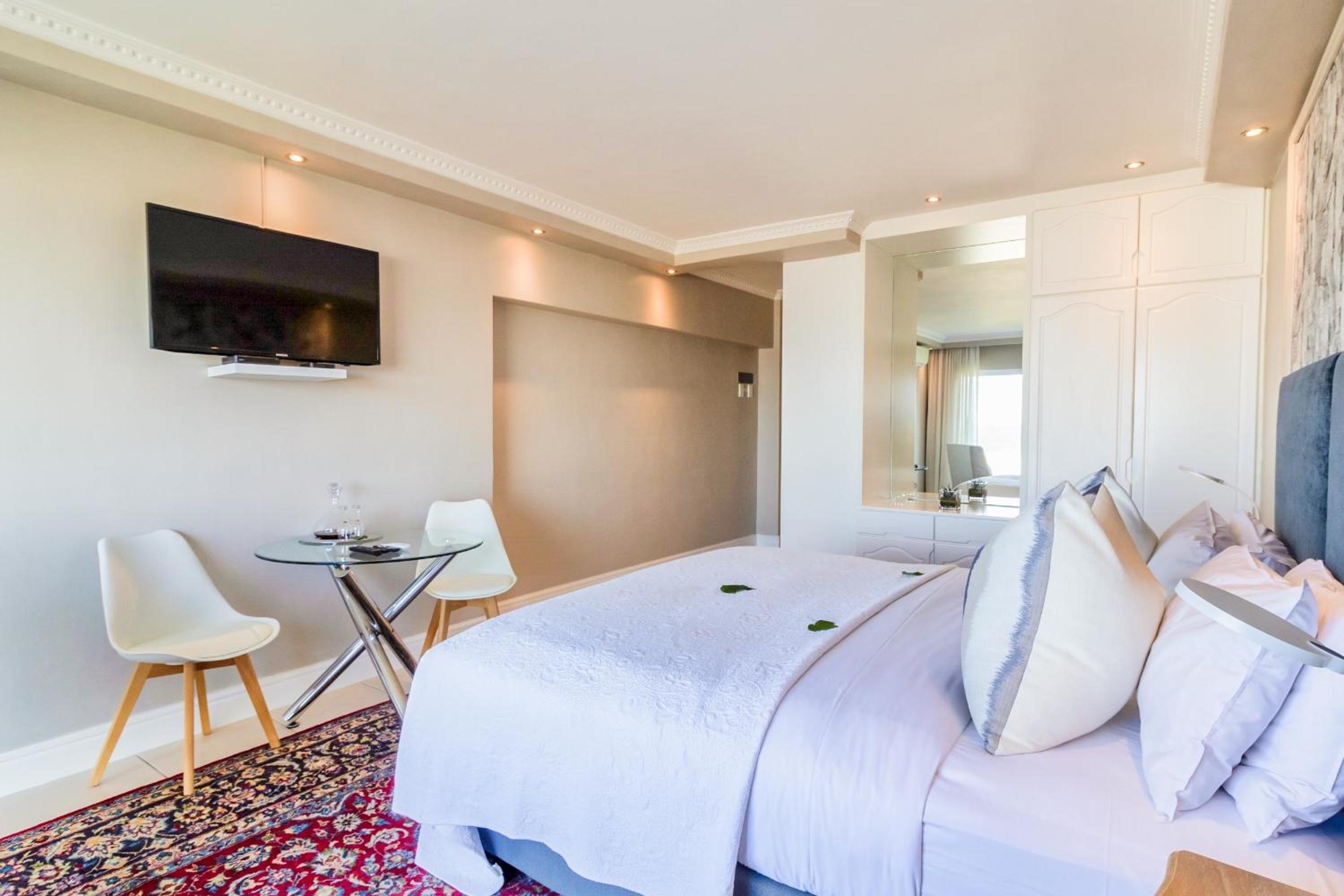 Hermanus Beachfront Lodge