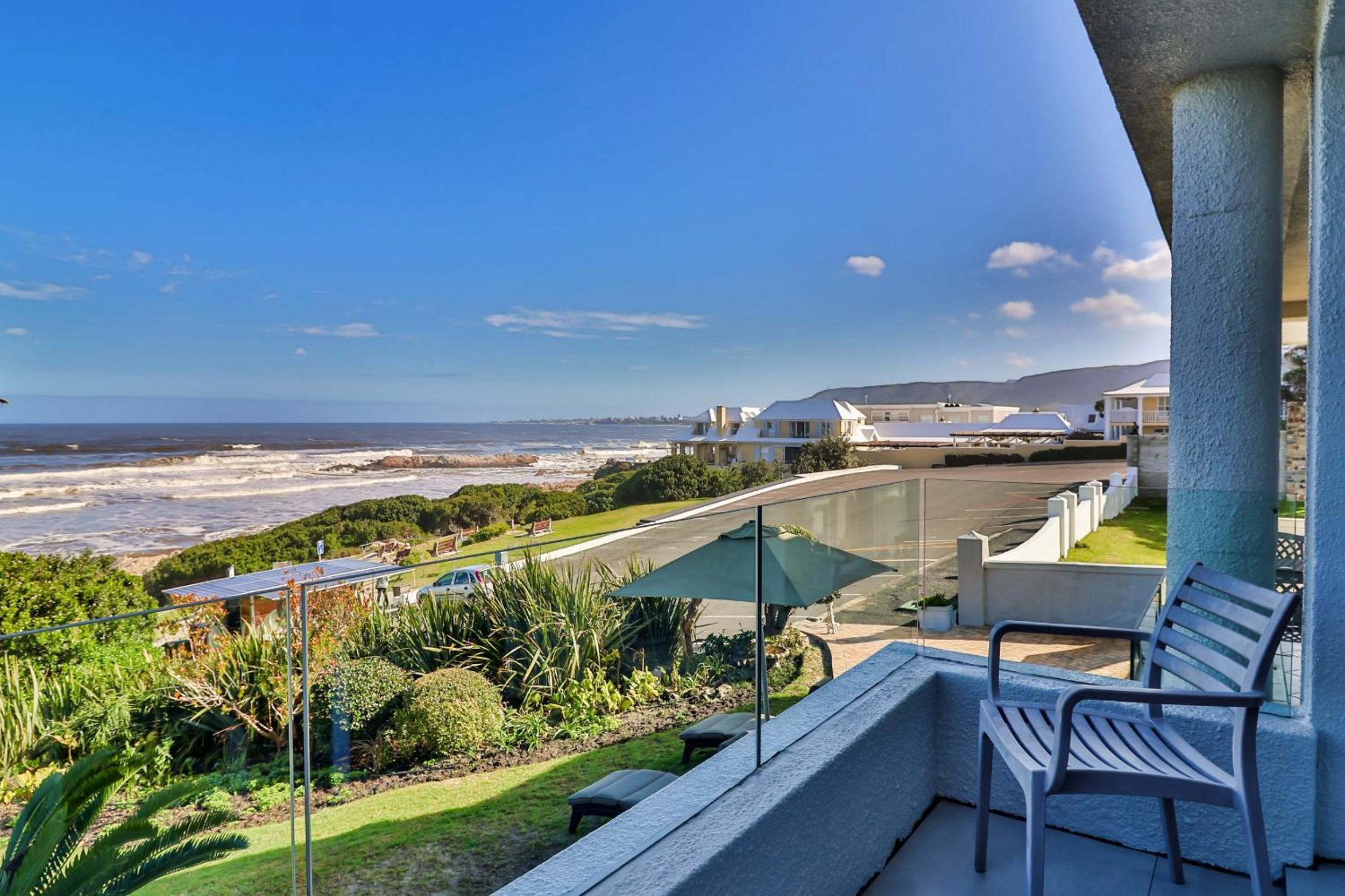 Hermanus Beachfront Lodge