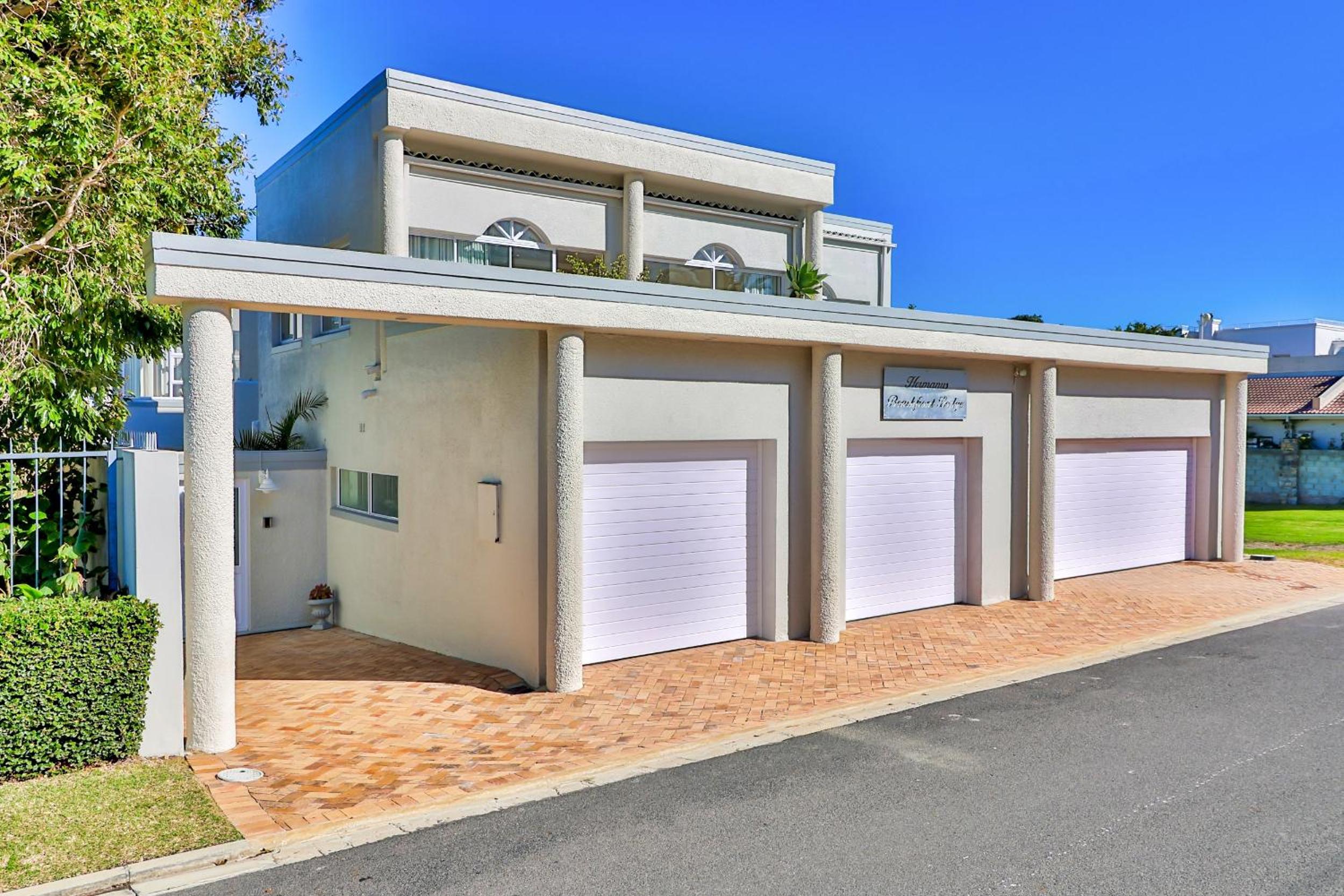 Hermanus Beachfront Lodge