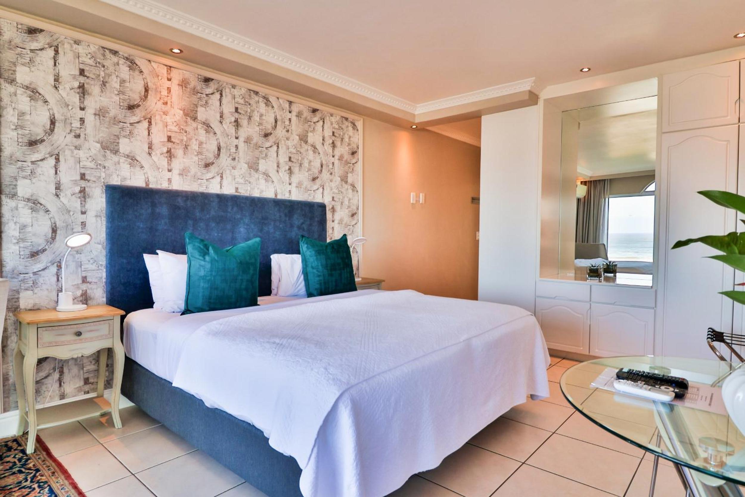Hermanus Beachfront Lodge