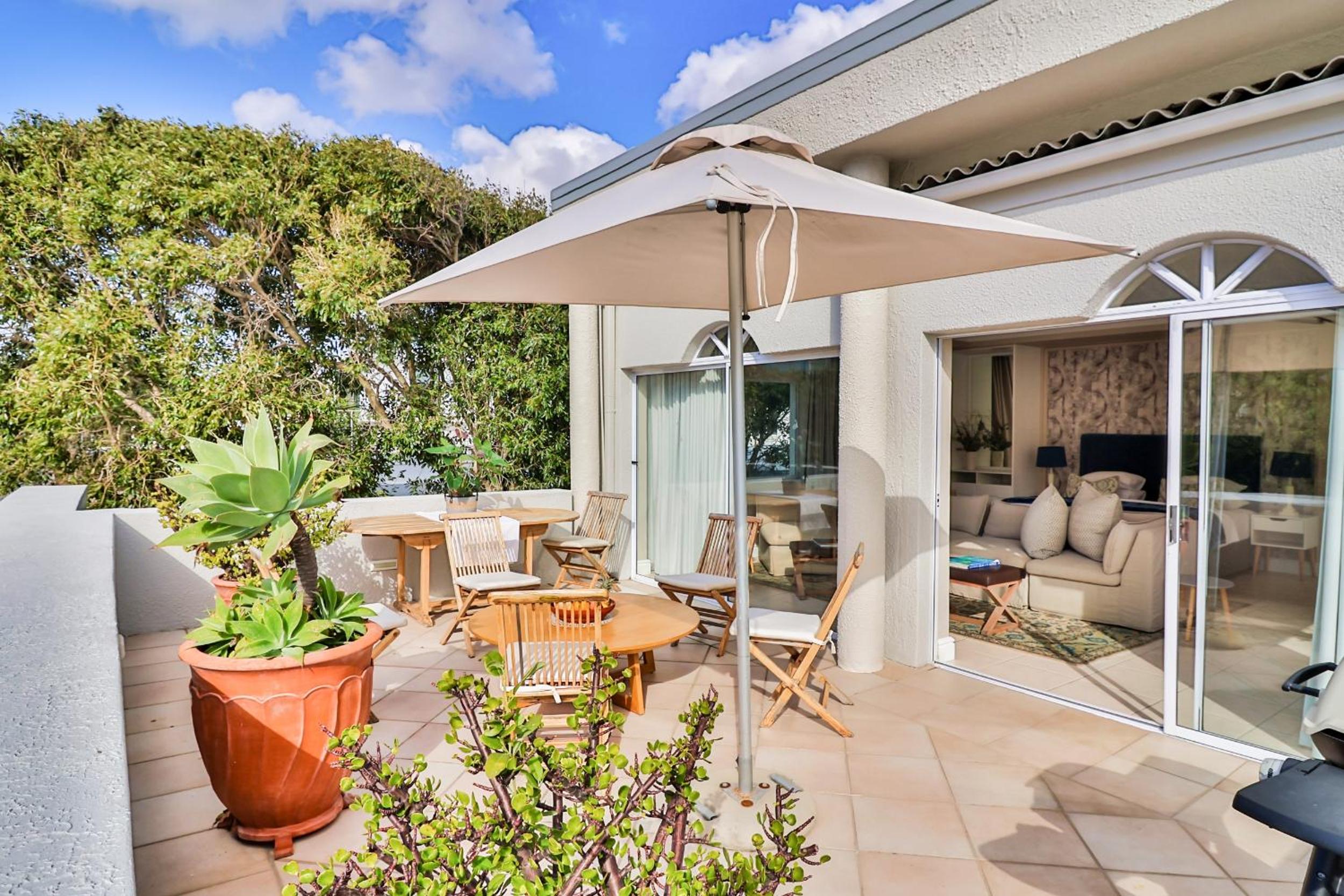Hermanus Beachfront Lodge