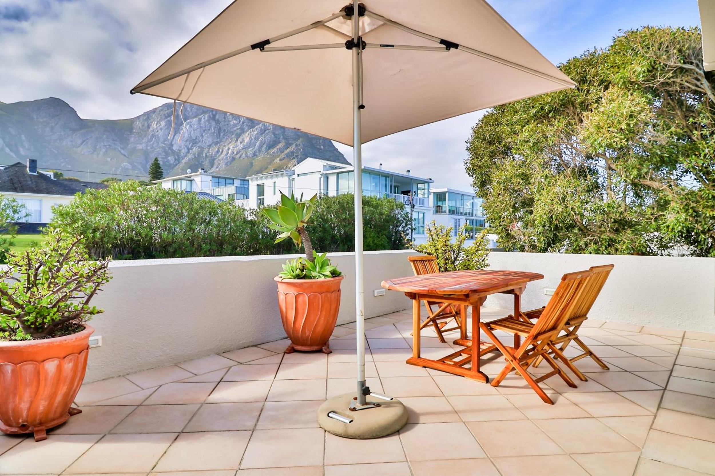 Hermanus Beachfront Lodge