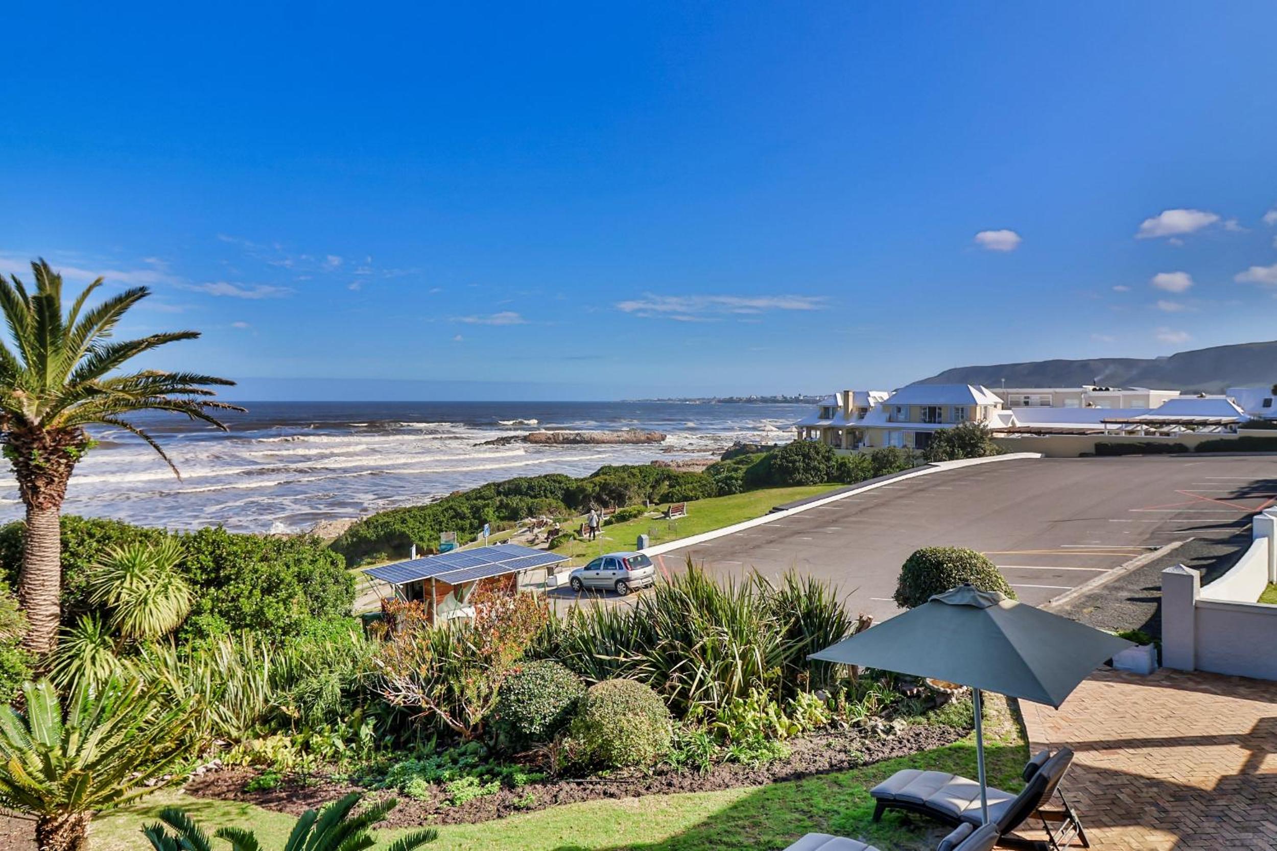 Hermanus Beachfront Lodge