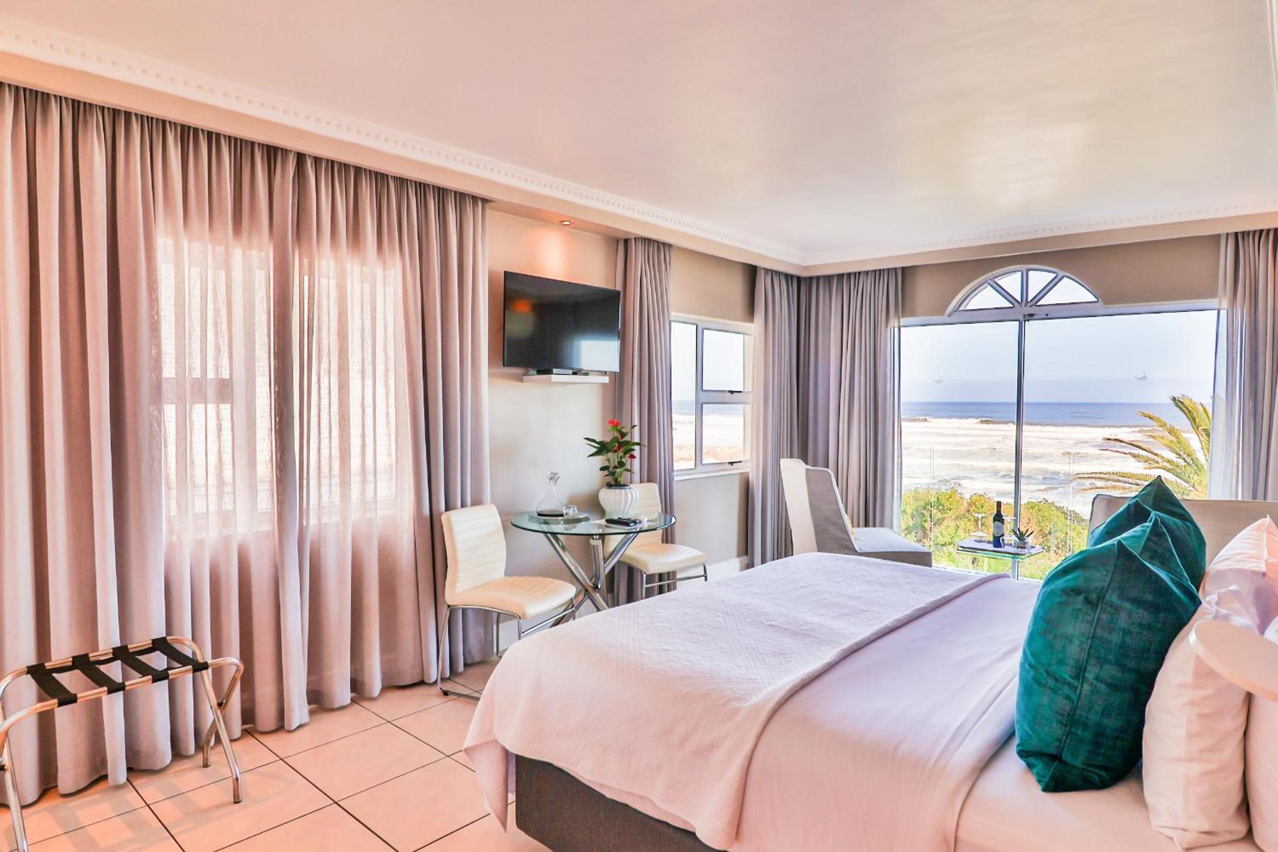 Hermanus Beachfront Lodge