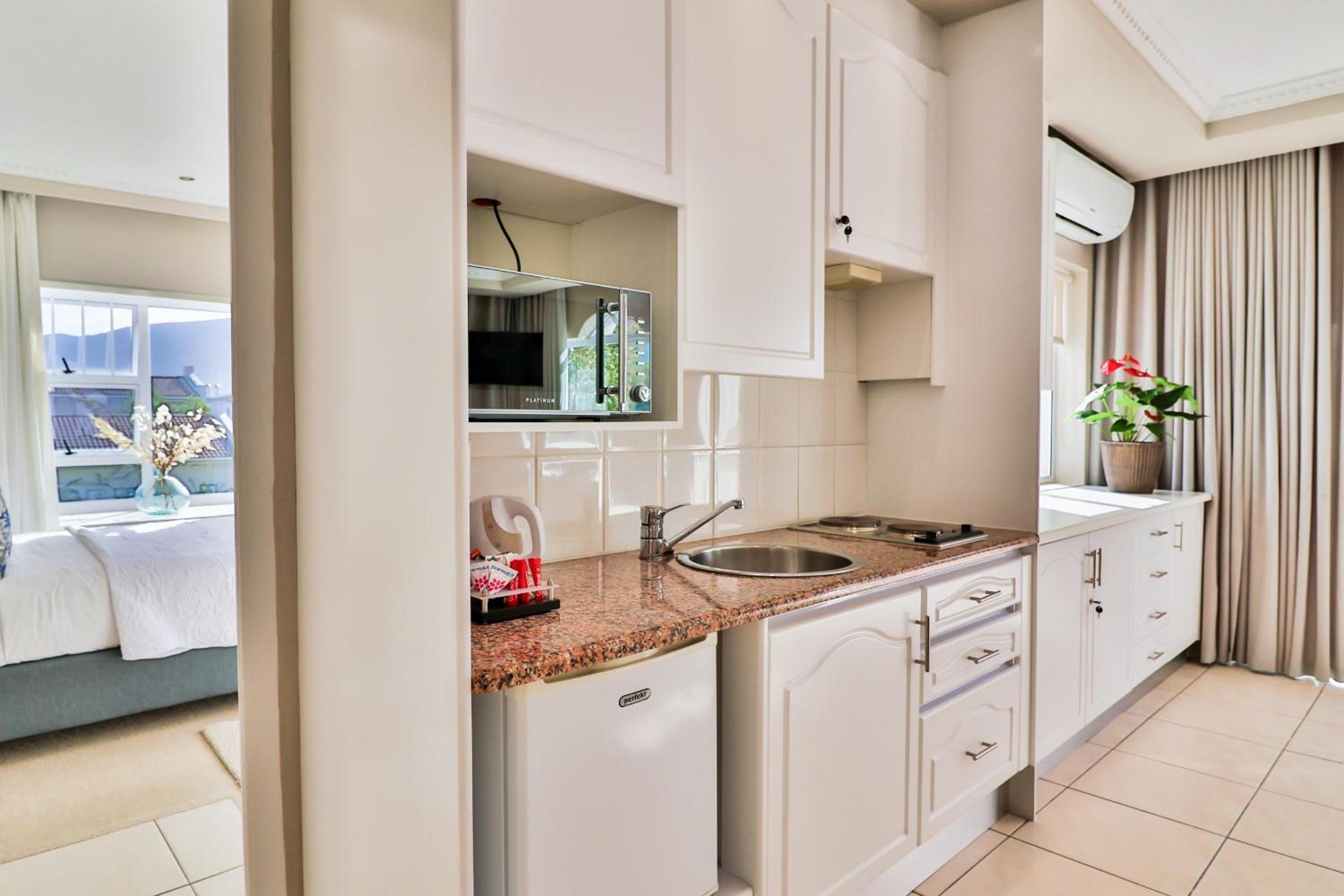 Hermanus Beachfront Lodge