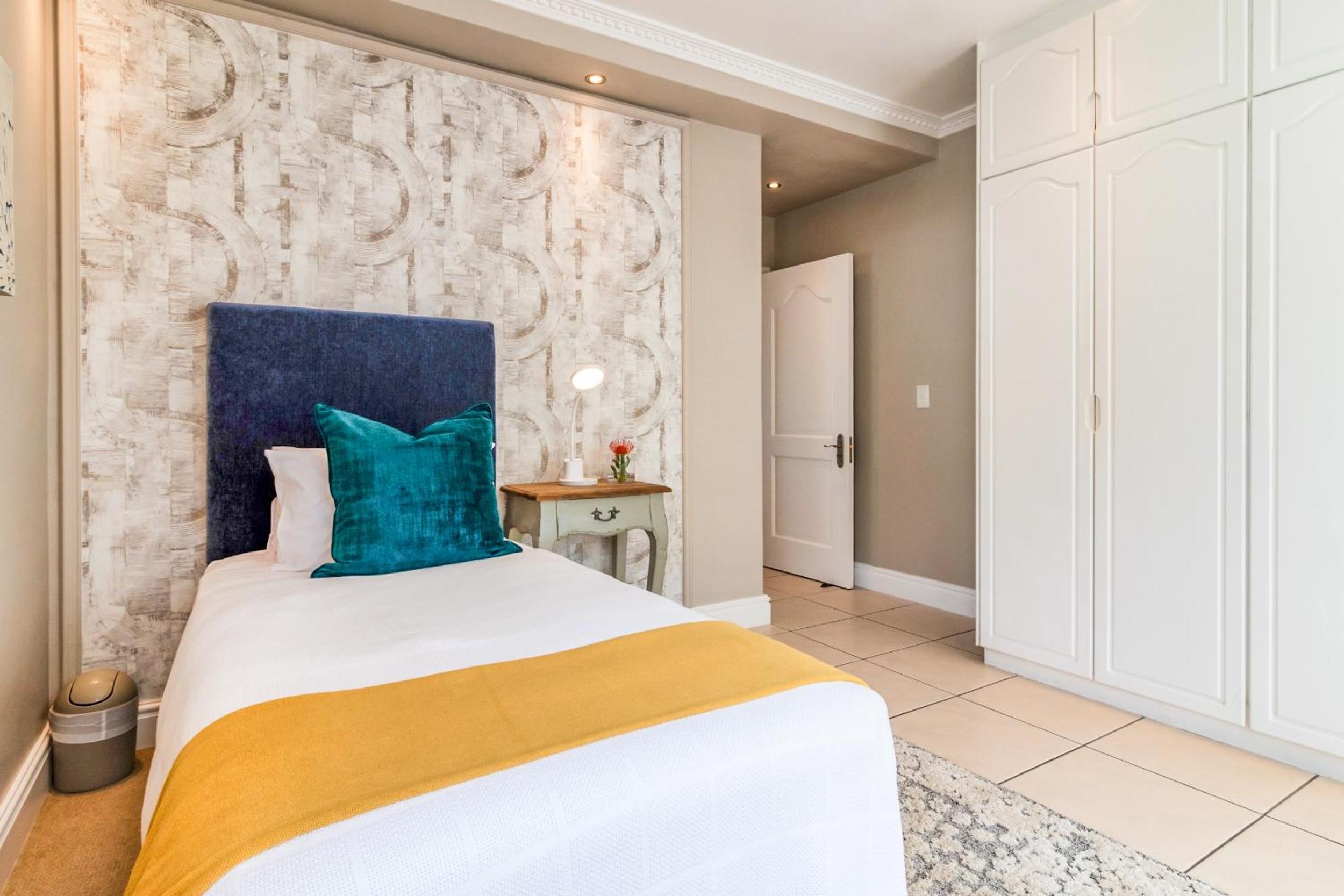 Hermanus Beachfront Lodge