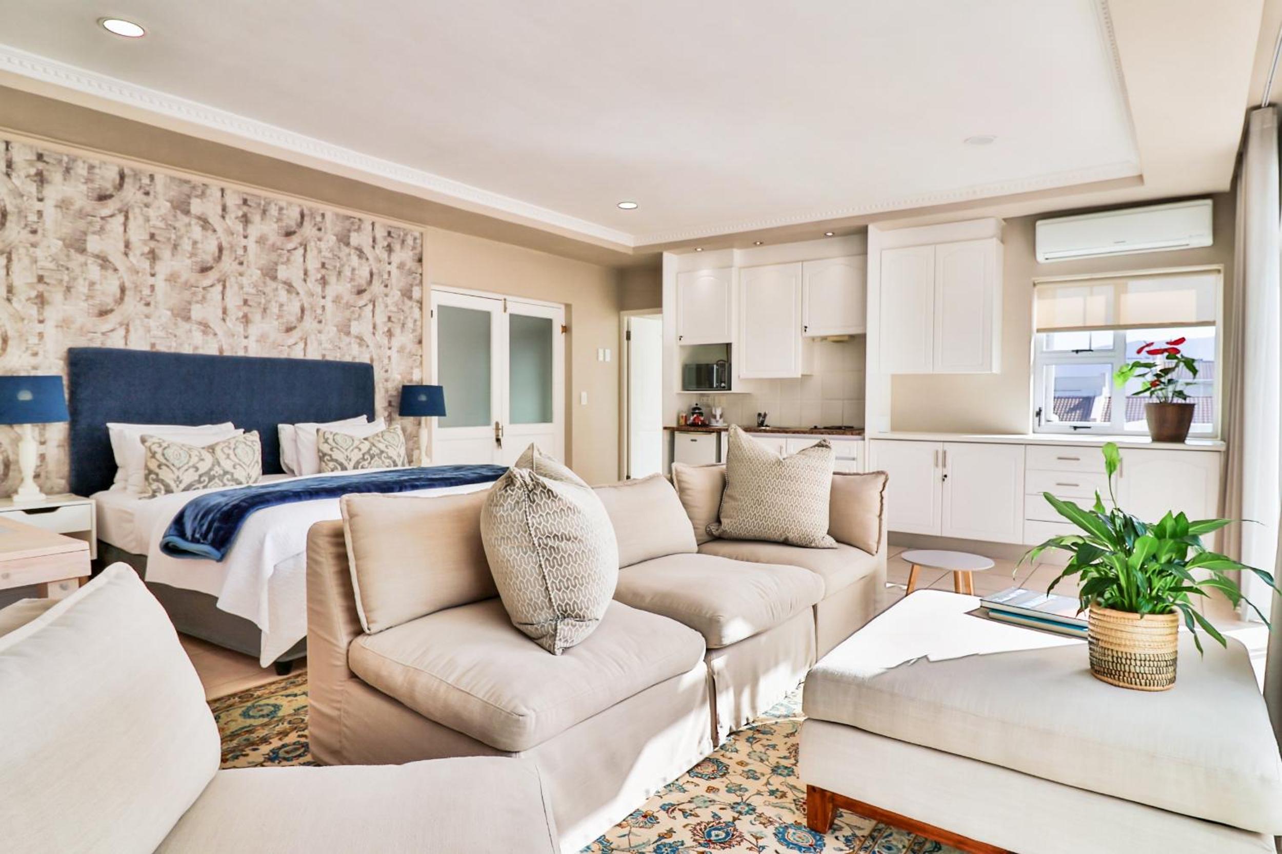 Hermanus Beachfront Lodge