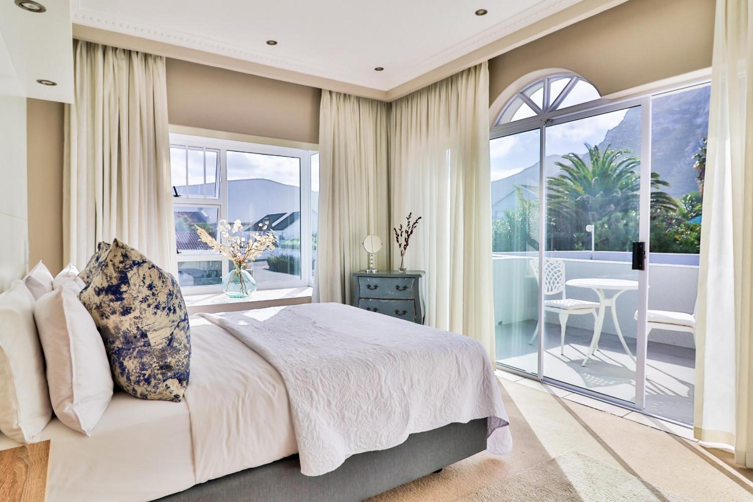 Hermanus Beachfront Lodge