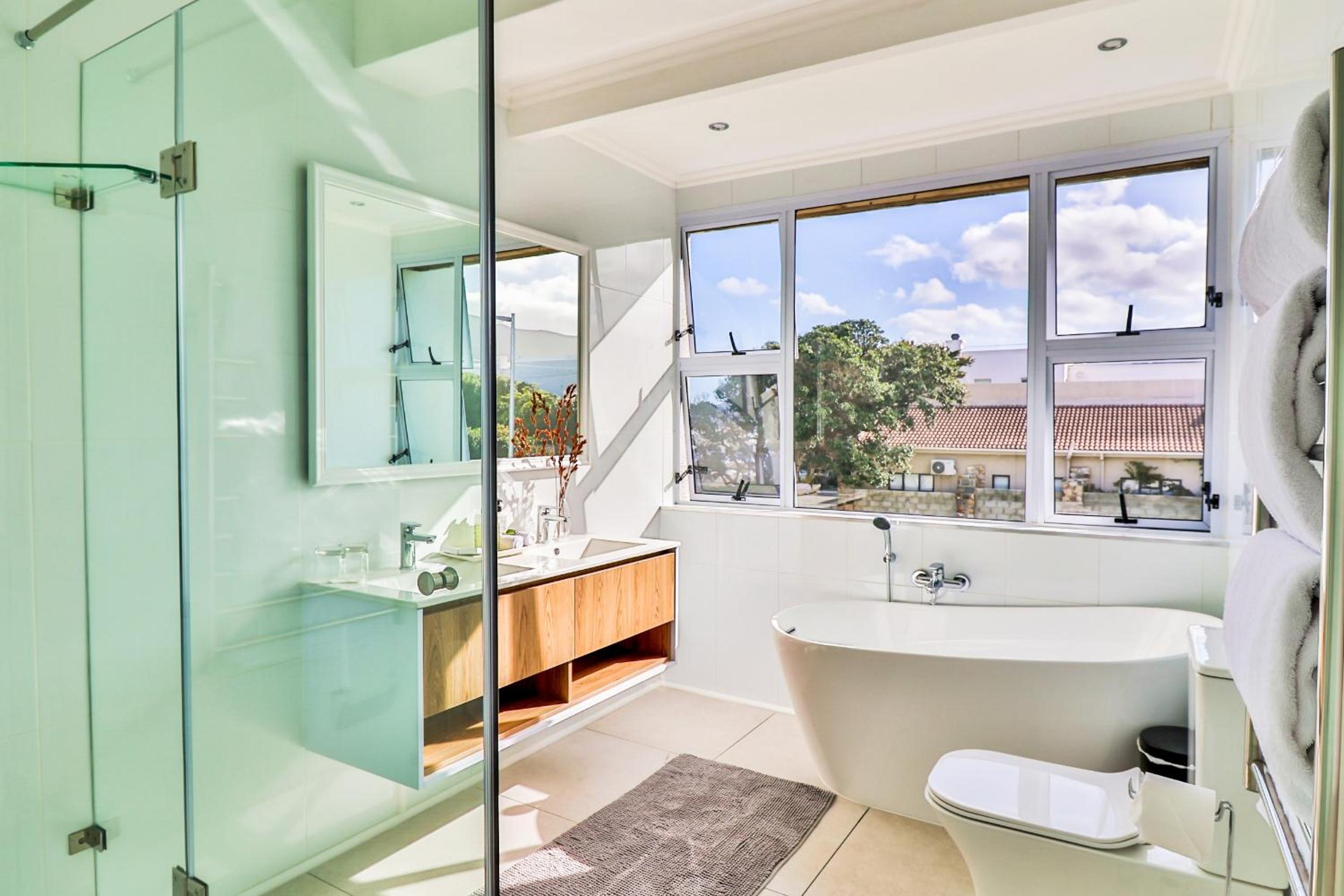 Hermanus Beachfront Lodge