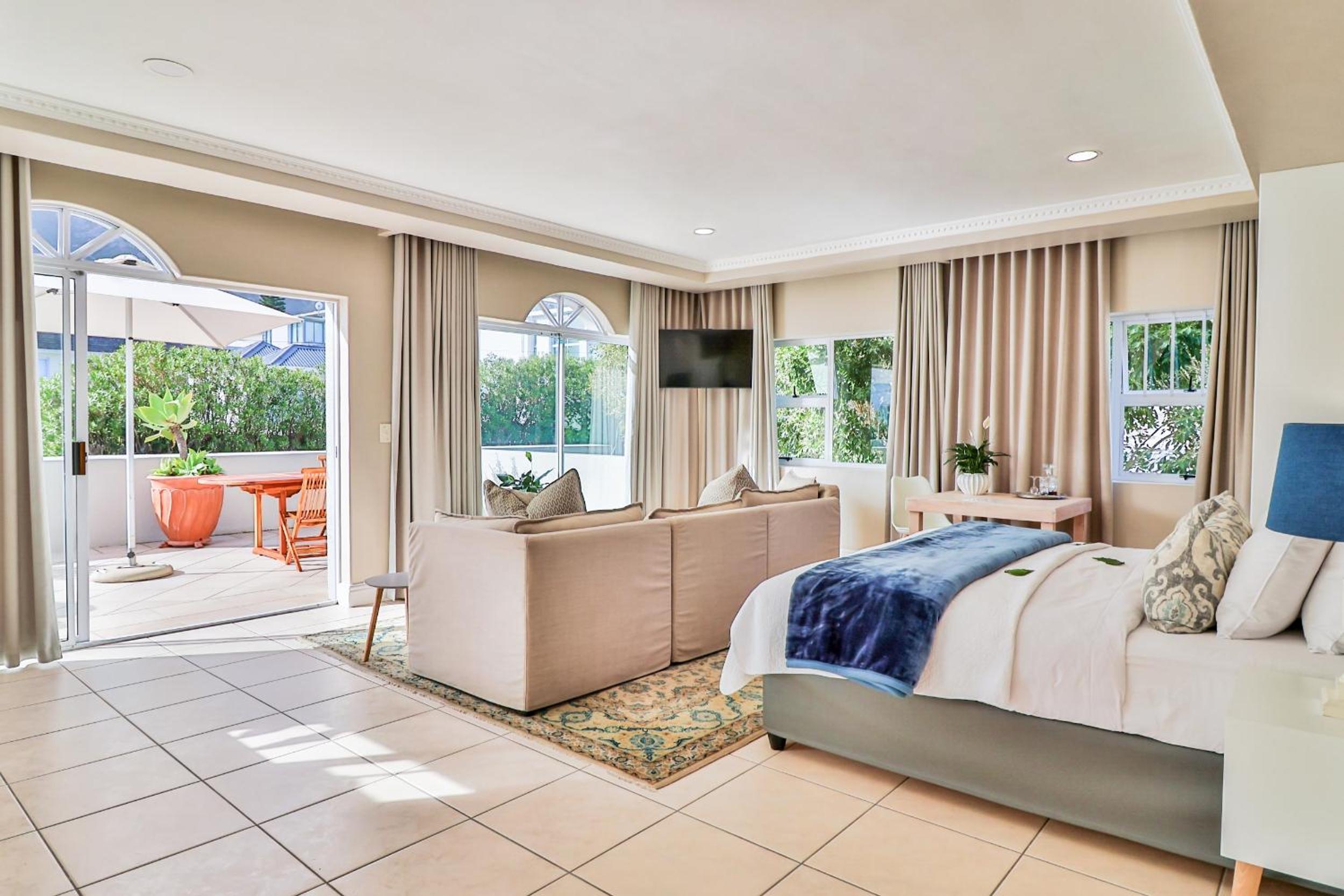 Hermanus Beachfront Lodge