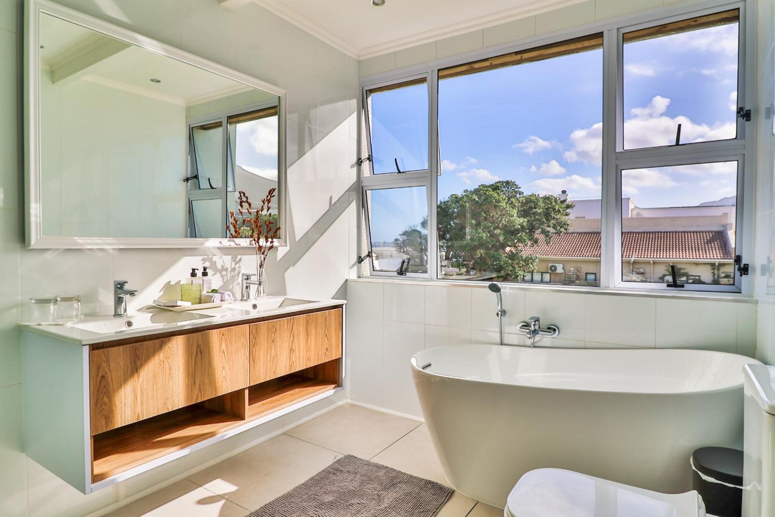 Hermanus Beachfront Lodge