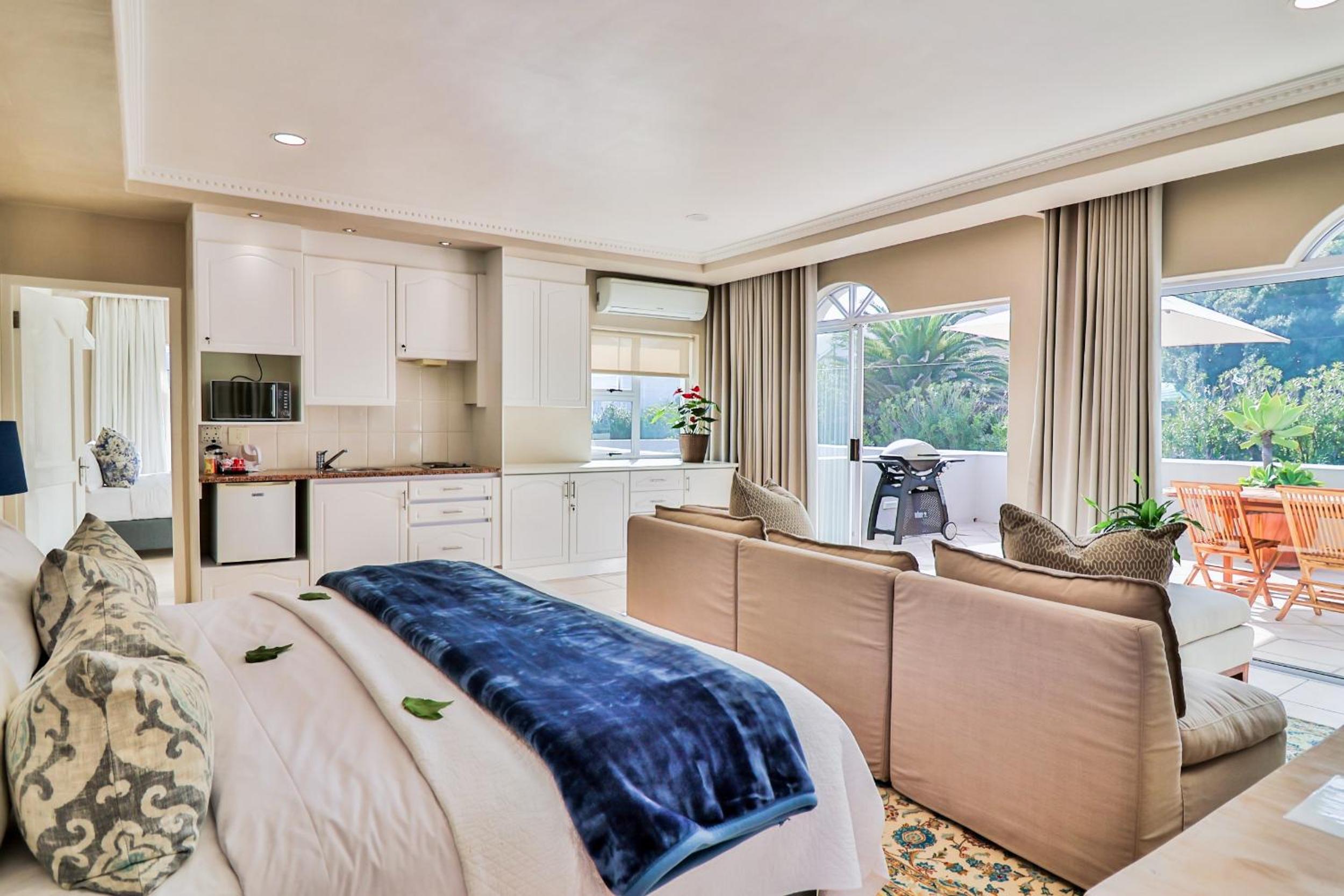 Hermanus Beachfront Lodge