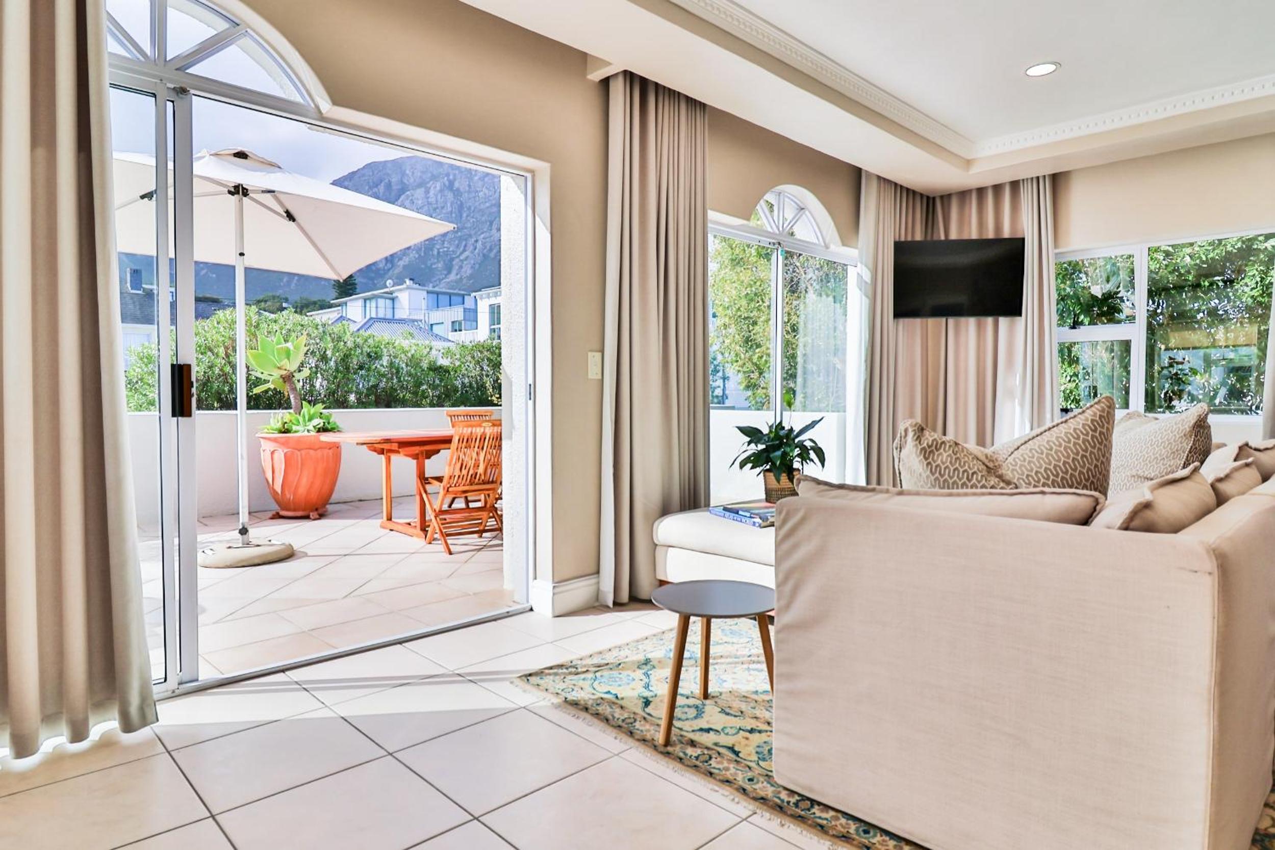 Hermanus Beachfront Lodge