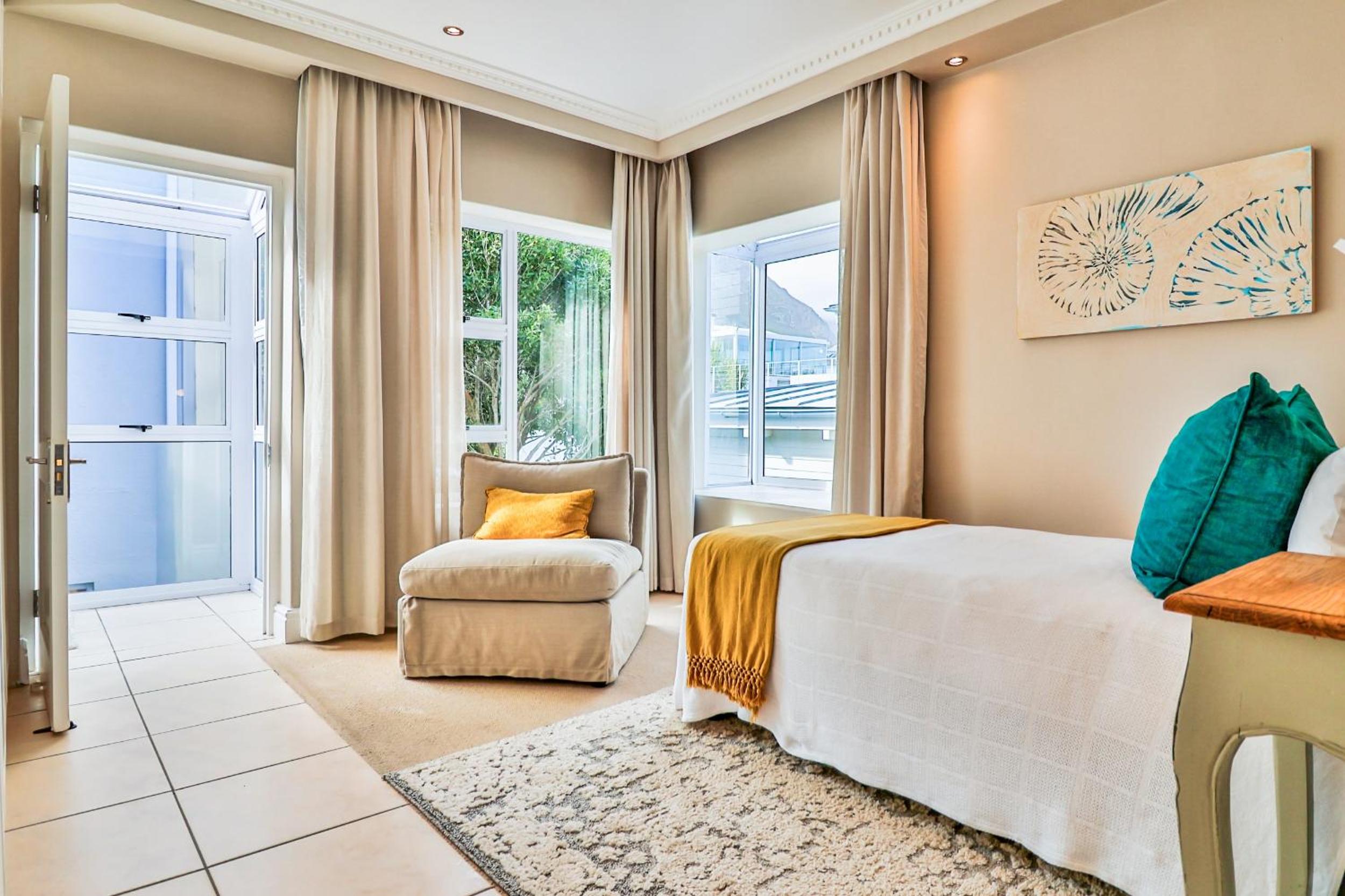 Hermanus Beachfront Lodge