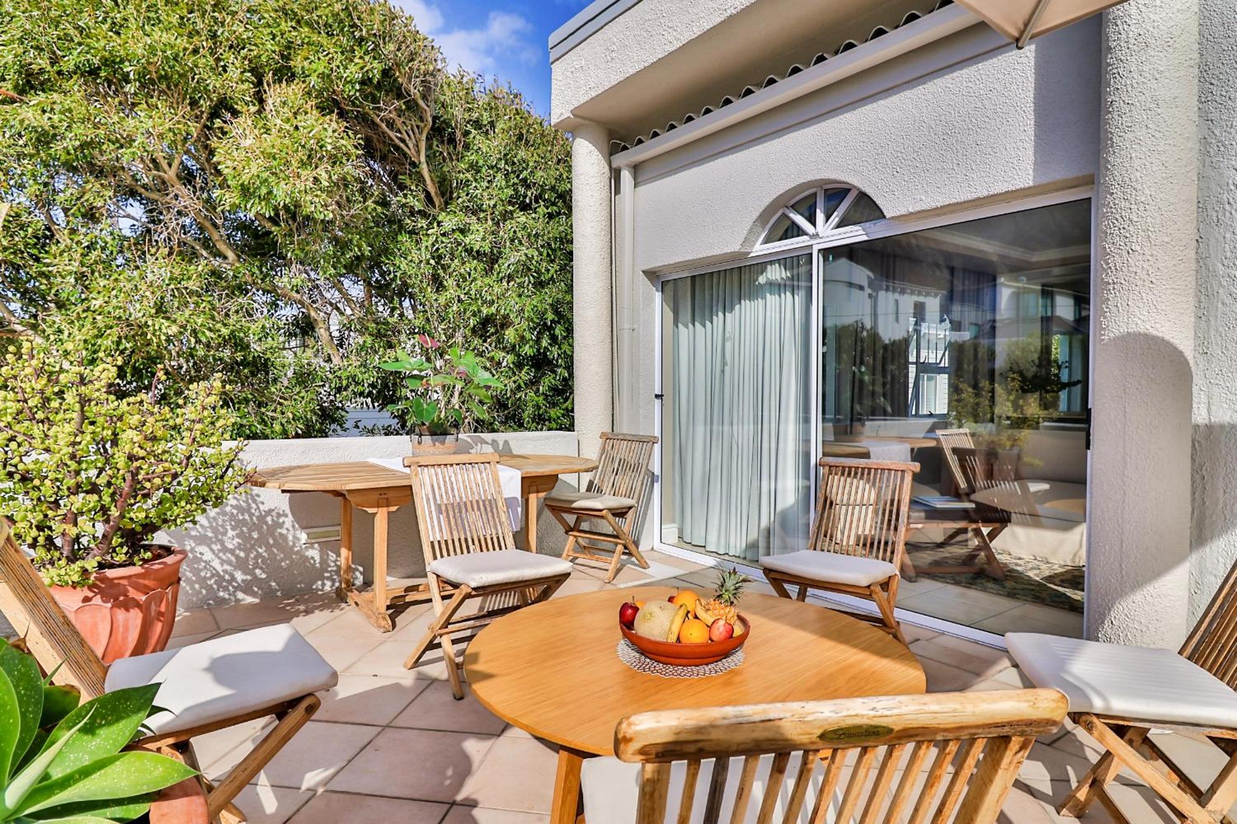 Hermanus Beachfront Lodge