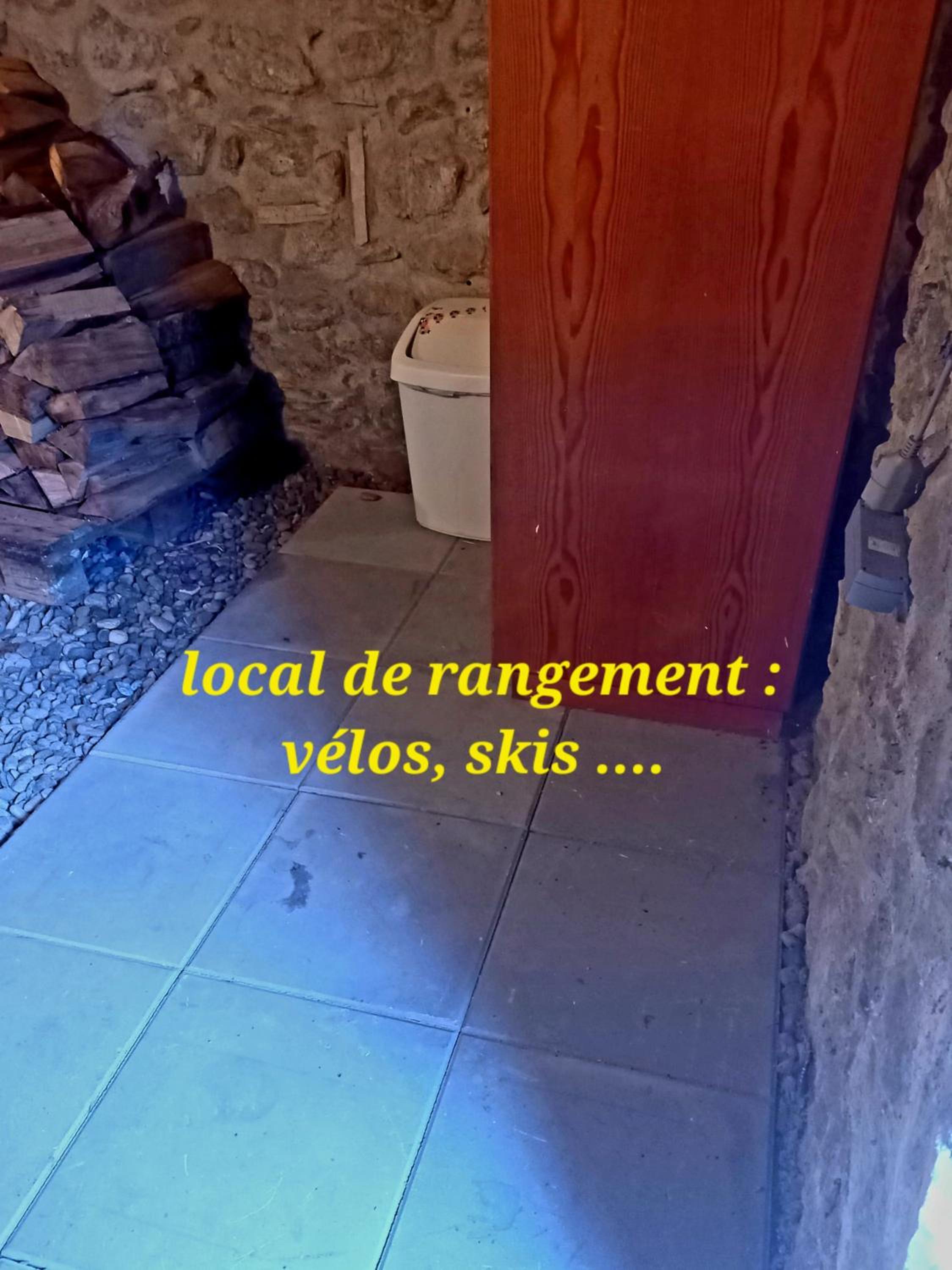 Au pied de la Tour