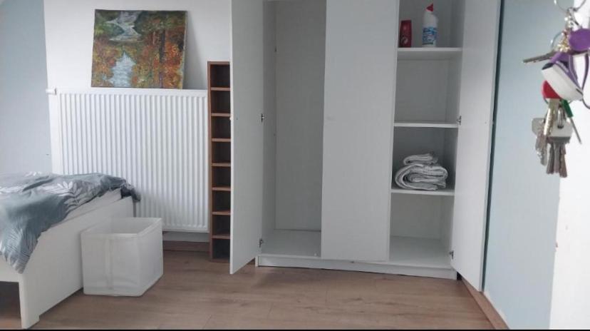 Chambre deux lits célibataires 3eme étage petite cle rouge
