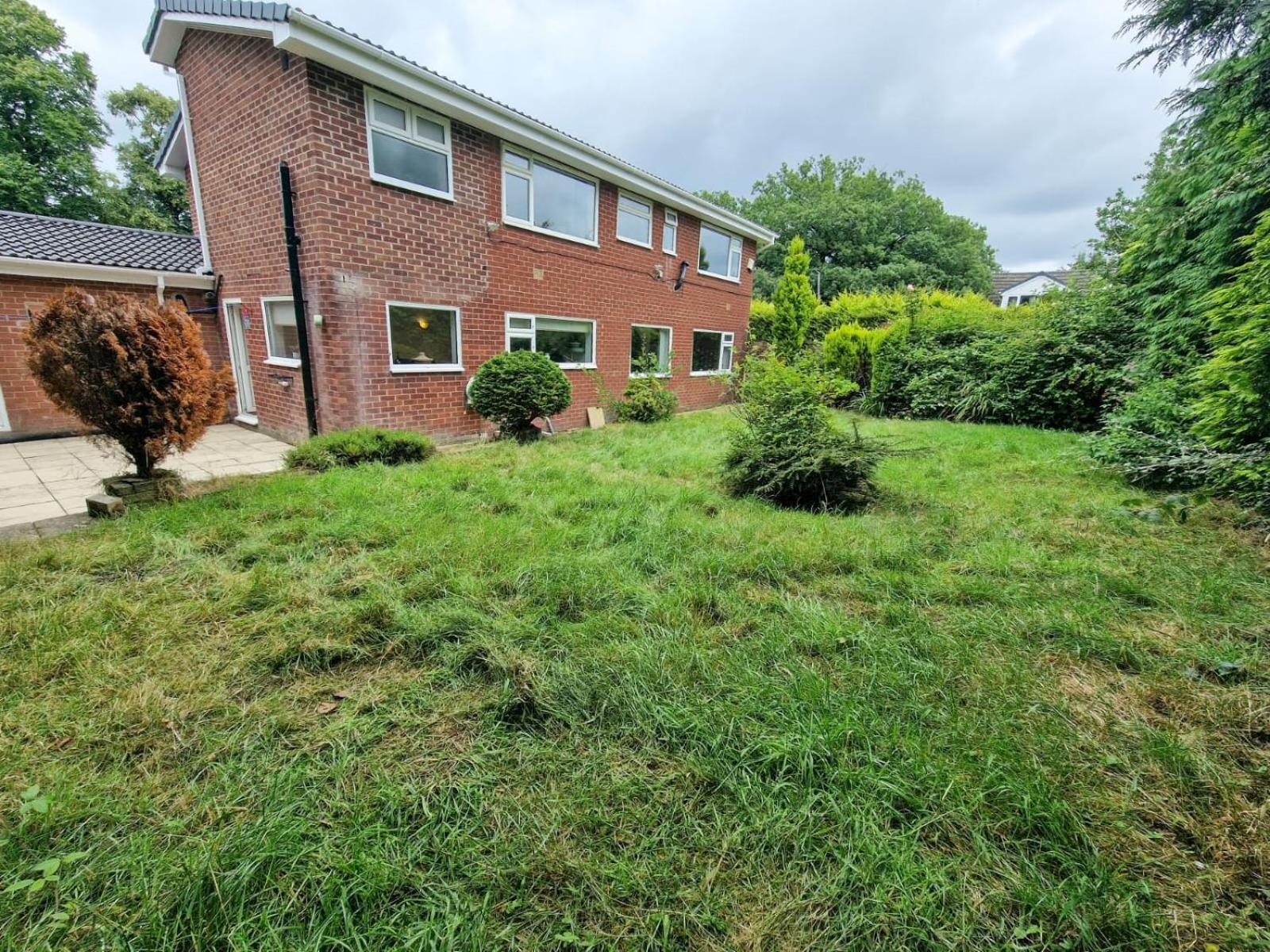 4 Bed Heald Green Home Free Parking