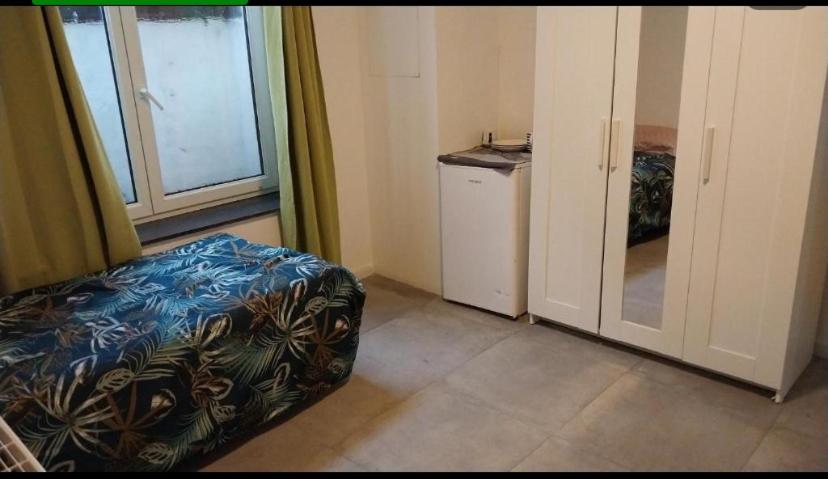 Chambre deux lits célibataires sous -sol cle ancien