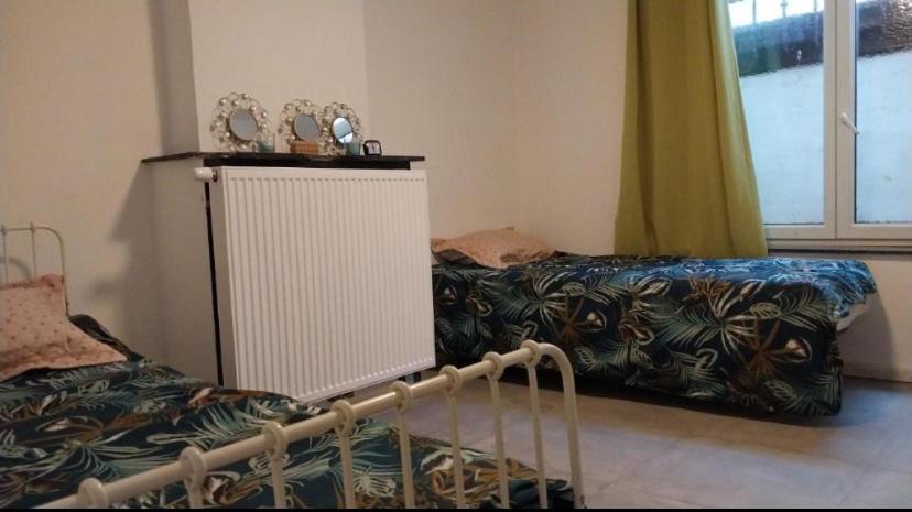 Chambre deux lits célibataires sous -sol cle ancien