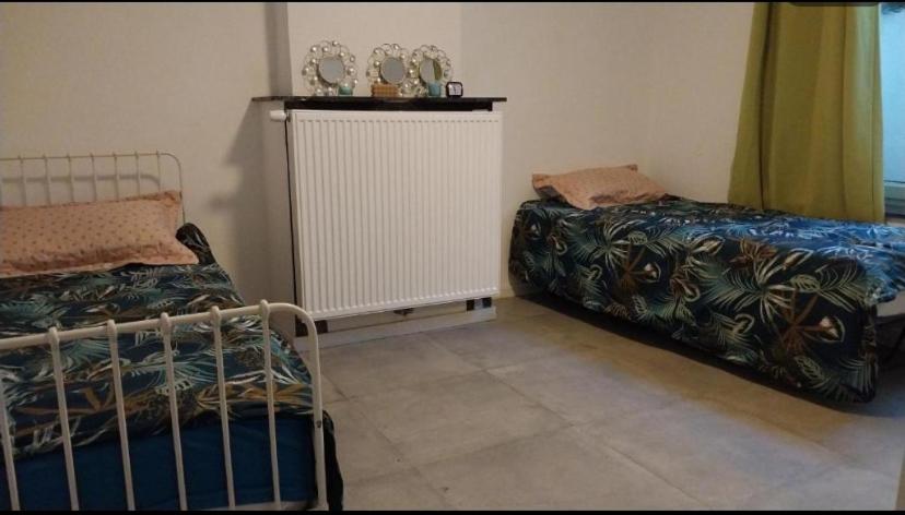 Chambre deux lits célibataires sous -sol cle ancien