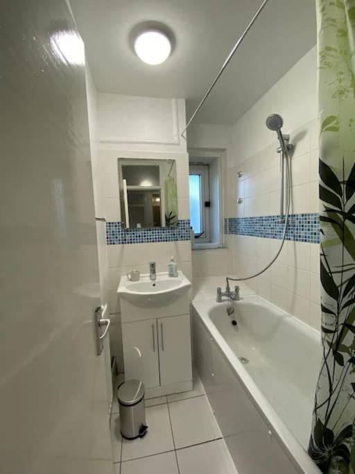 Comfy Entire Flat with City View Balcony in Regents Park, Camden, Central London