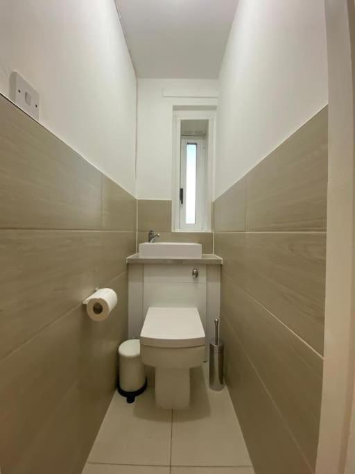 Comfy Entire Flat with City View Balcony in Regents Park, Camden, Central London