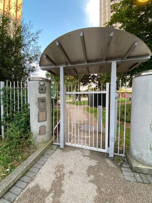 Comfy Entire Flat with City View Balcony in Regents Park, Camden, Central London