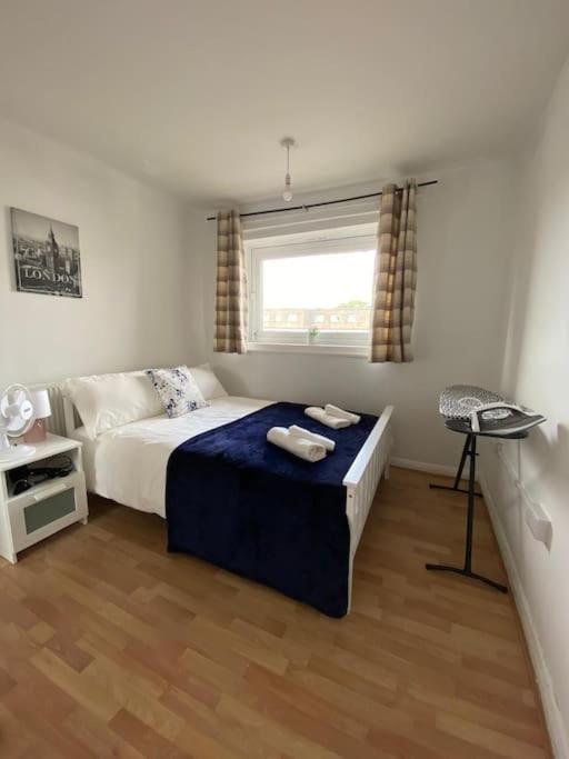 Comfy Entire Flat with City View Balcony in Regents Park, Camden, Central London